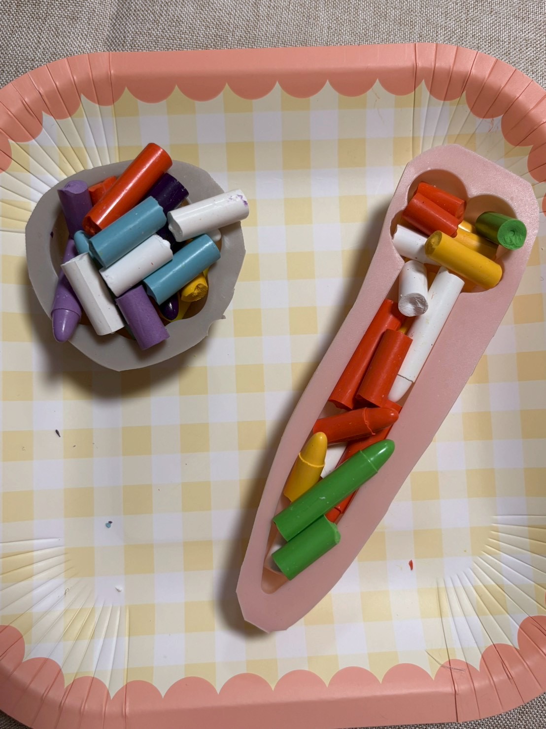 「自分だけの、パレットが完成。」

型の中に、選んだ色がぎっしり詰まった状態。焼く前の「期待」が凝縮された1枚。