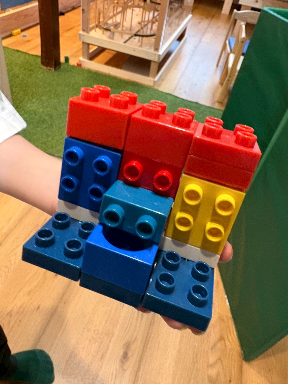 「注文を、聞き漏らさない。」

「チーズバーガーひとつ！」という注文をメモしたり、レジ（おもちゃ）を叩いたり。聞く力と集中力の交差。