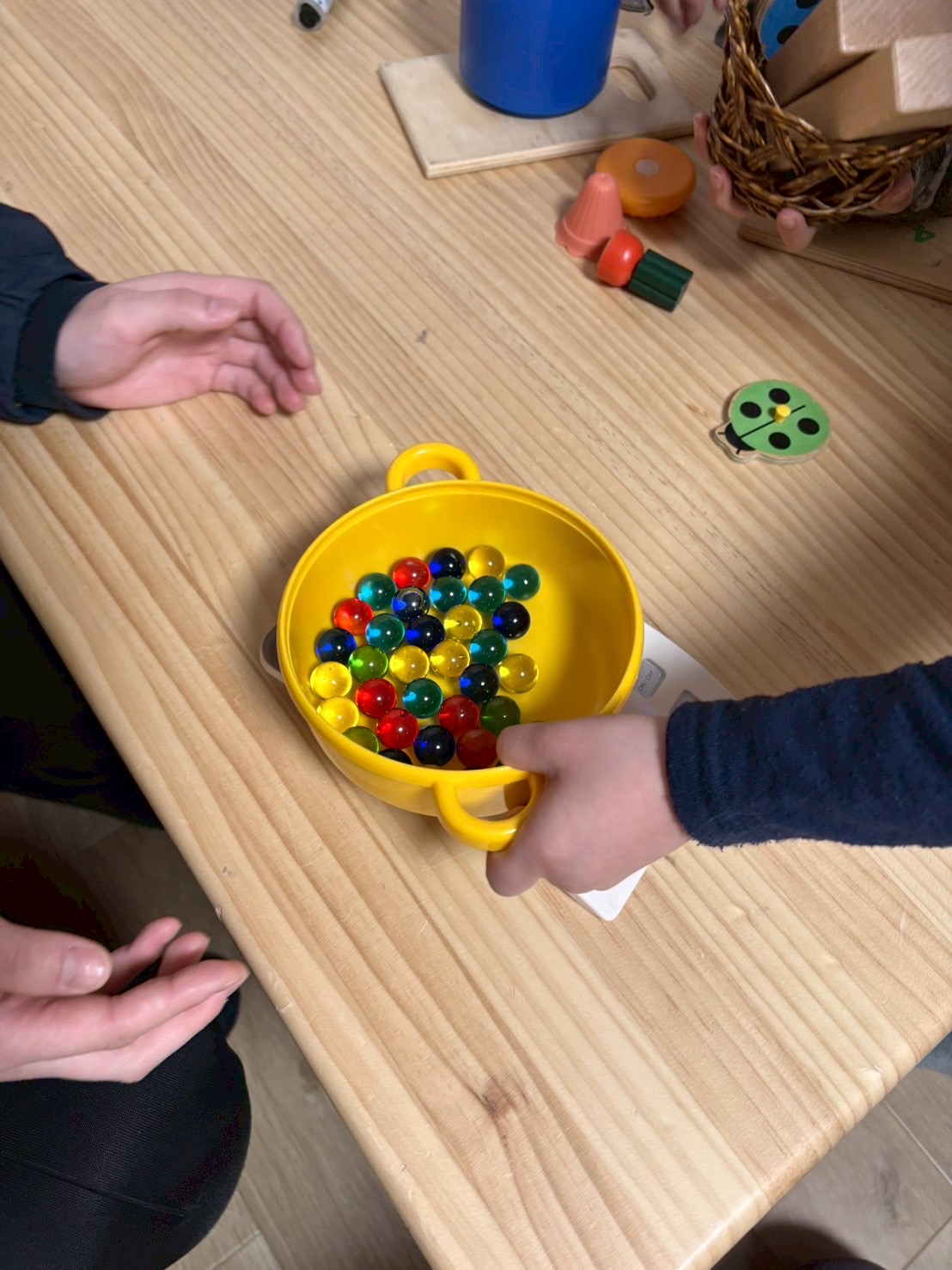 「いざ、計測！ドキドキの瞬間。」

デジタルスケールにおもちゃをそっと置く指先。数字がパッと表示される直前の、息を呑む緊張感。