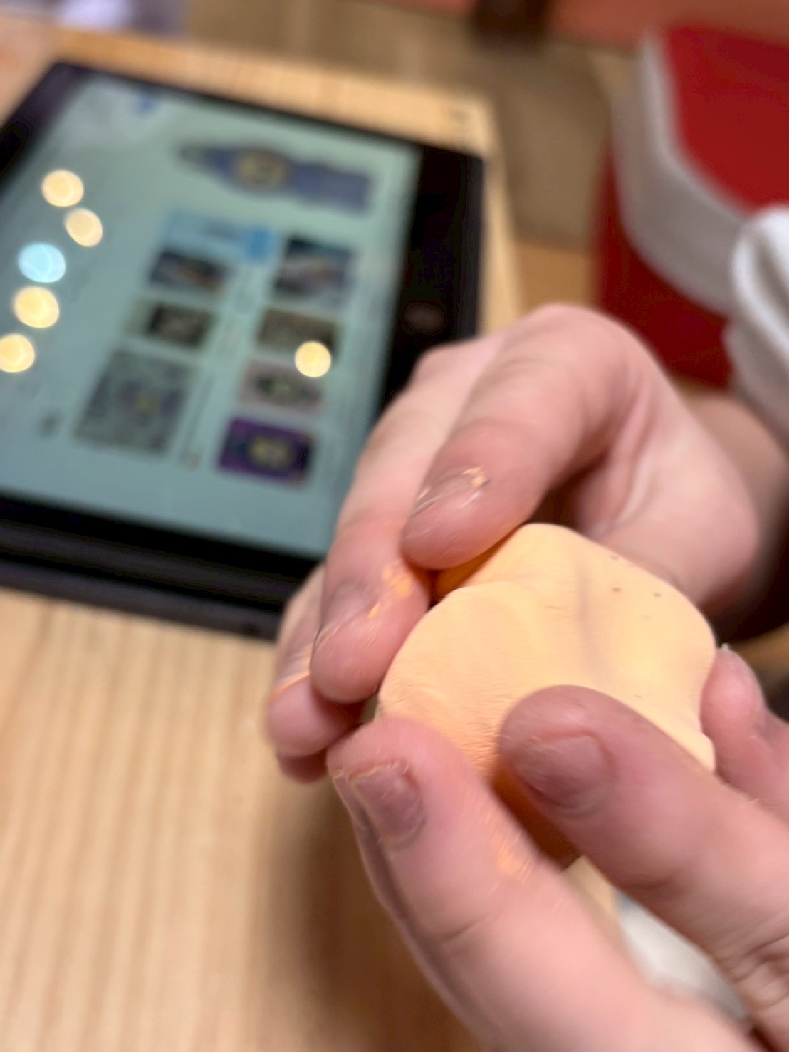 「スタッフとデザイン会議。」
画面を指差しながら、「ここを丸くするにはどうすればいい?」とスタッフに技術的な相談をする主体的な姿。