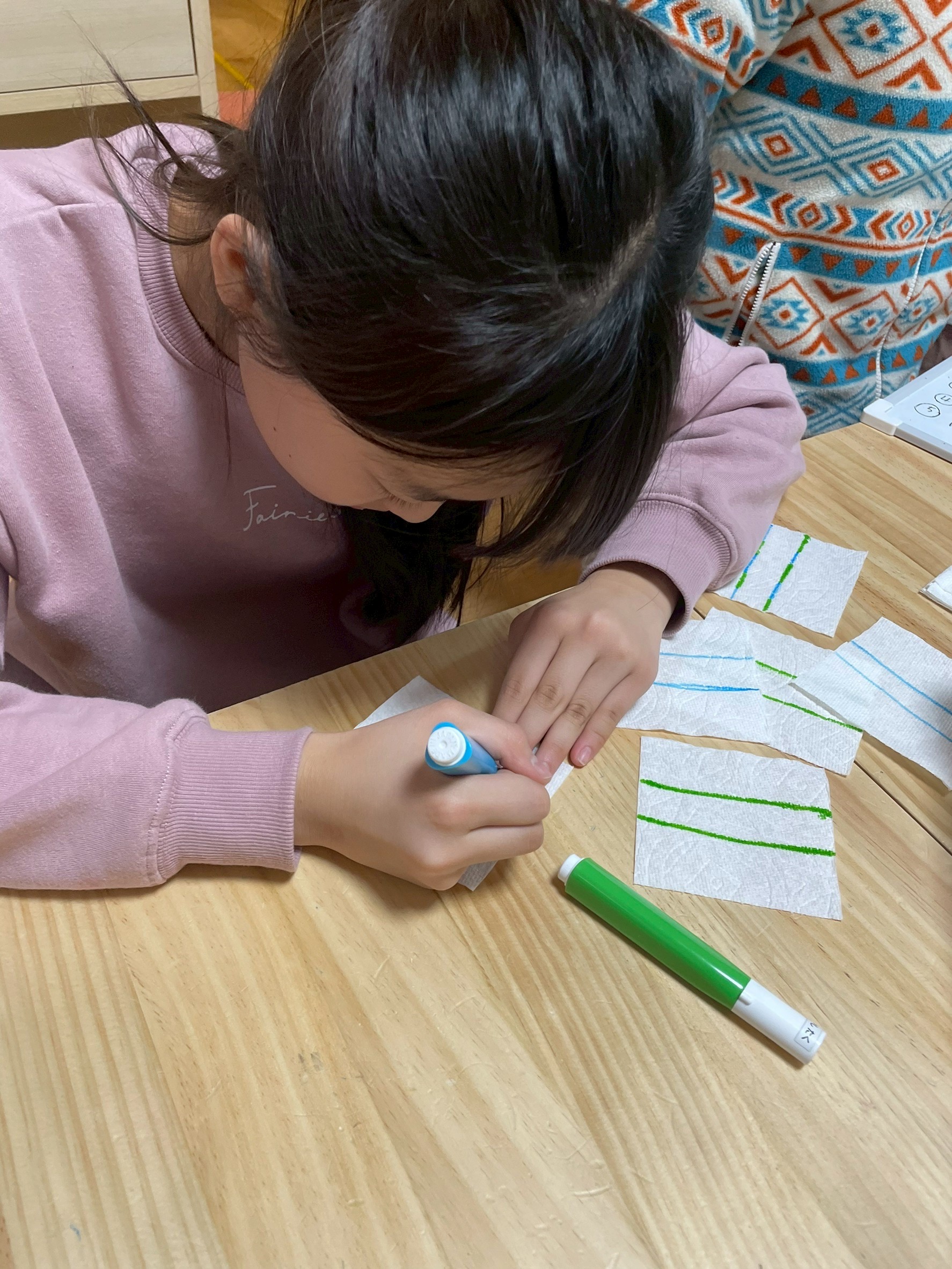 「点、点、点。集中する指先。」

ペーパーにインクをのせていく微細運動。じわっと滲む様子を早くも観察中。