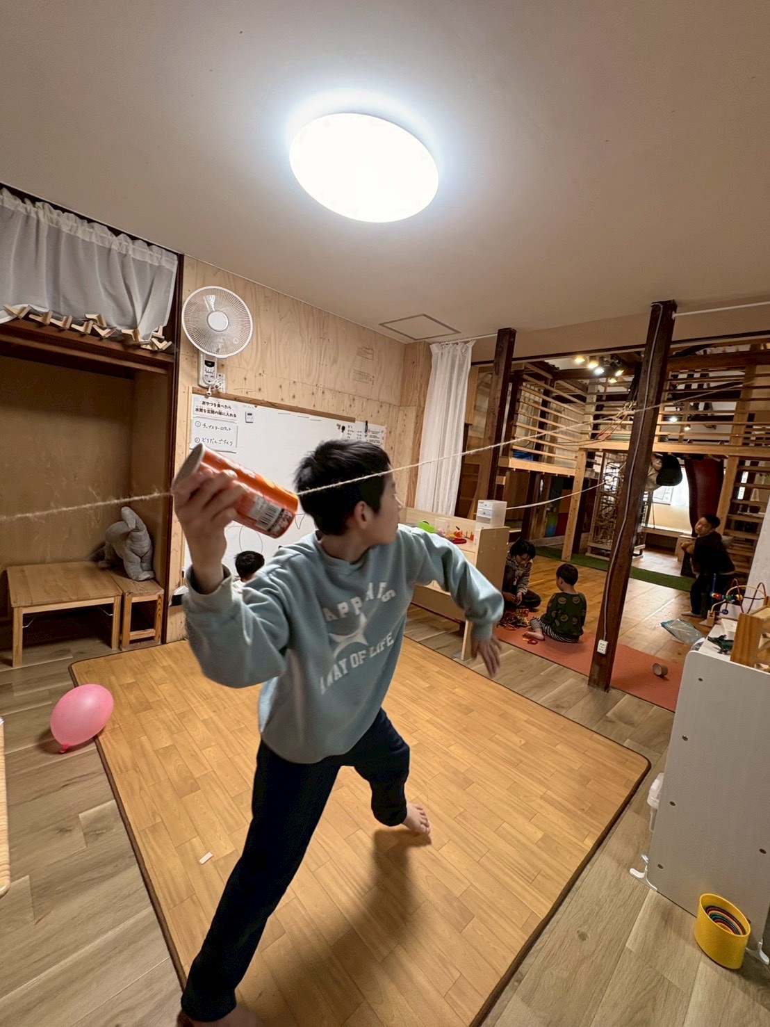 「スタッフと角度の作戦会議。」

「紐をもう少しピンと張ってみようか？」「角度を急にすると難しいよ！」と、物理現象を肌で感じる知的なやり取り。