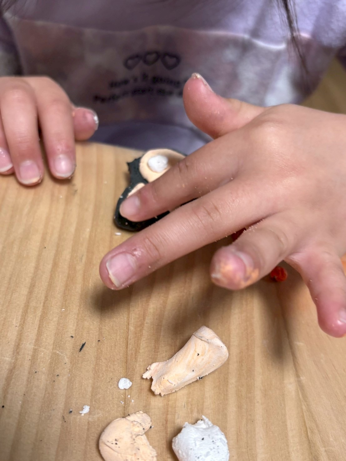 「これ見て!誇らしげな披露。」
途中の作品をお友達に見せ、「すごい!本物みたい!」と褒められて照れくさそうに笑う表情。