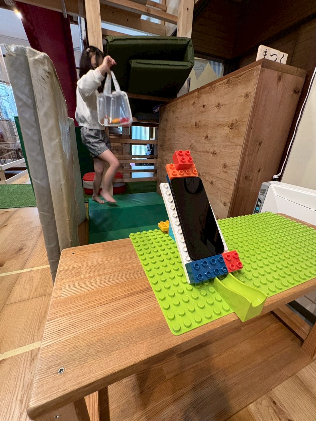 「スマイル0円、お届けします。」

商品を渡す際、最高に可愛らしい笑顔（スマイル0円）を添える店員さんのアップ。自信に満ちあふれた瞬間。