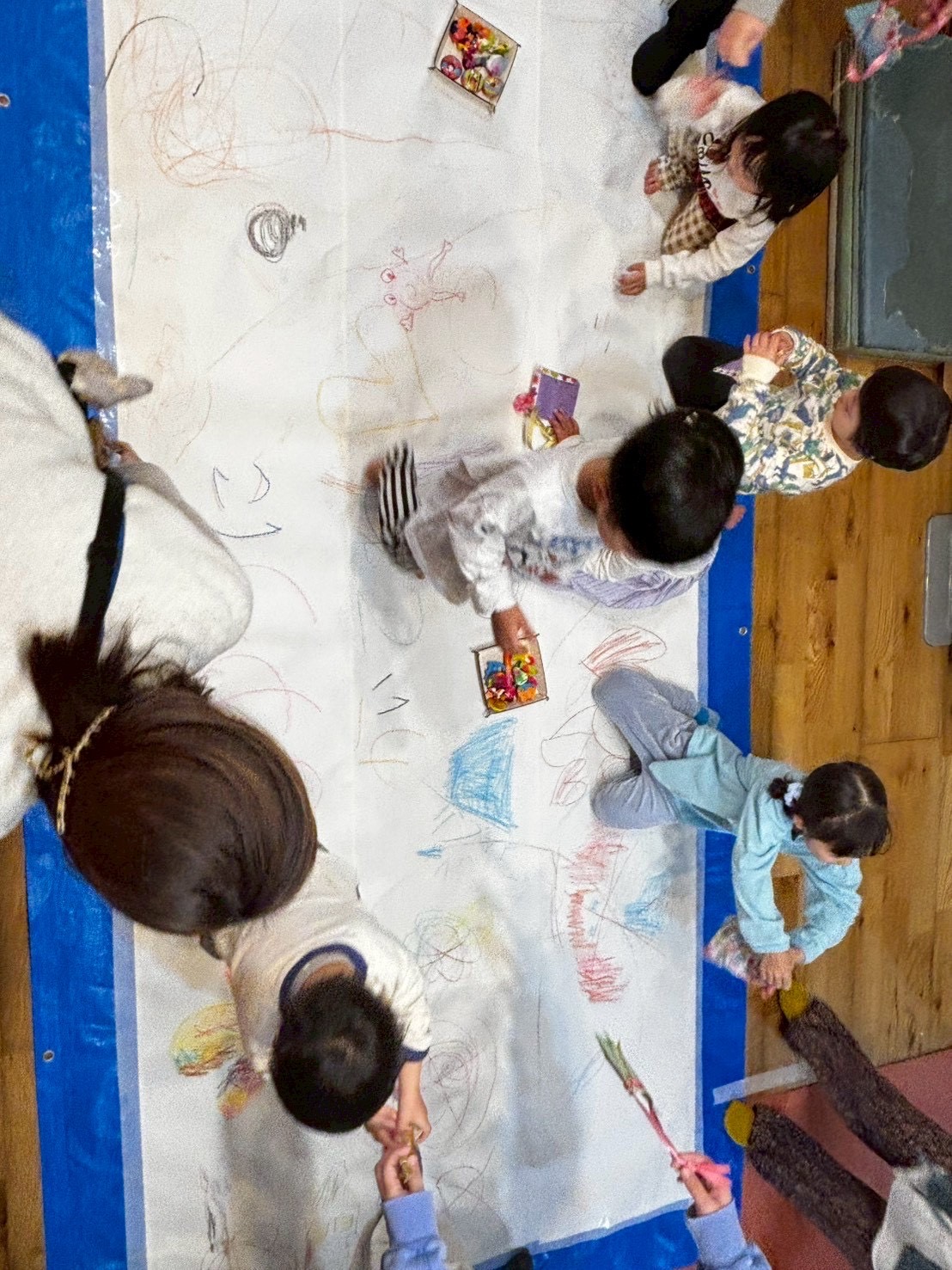 みんな、それぞれの想いを乗せて、白の画用紙が色とりどりになる瞬間。