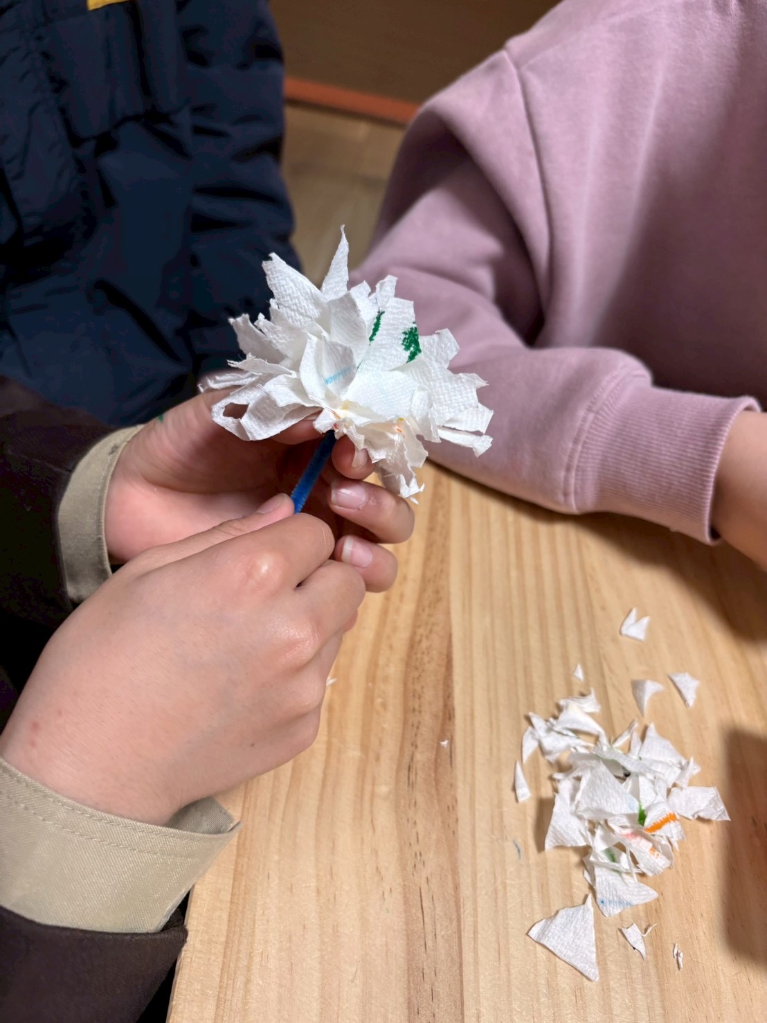 「魔法の水、準備完了。」

トレーに薄く張られた水。そこにペーパーを近づける、ドキドキの緊張感。