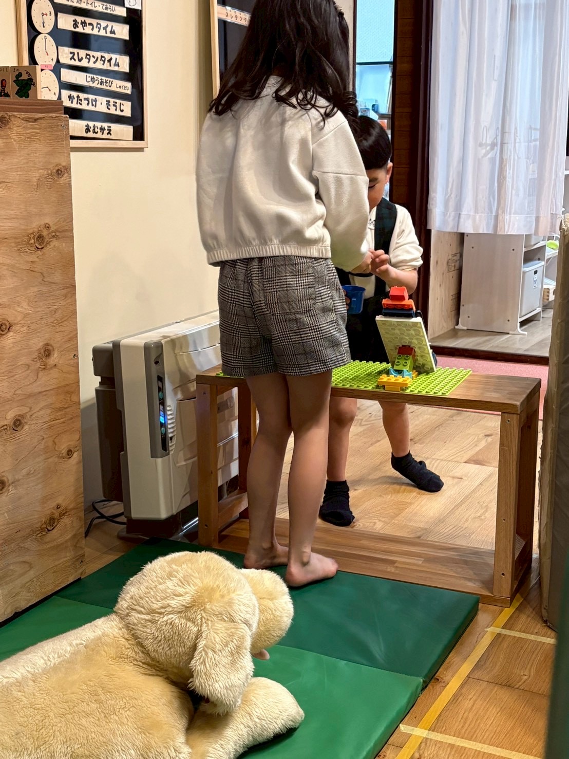 「最初のお客様、いらっしゃいませ。」

お客さん役のスタッフやお友達を前に、少し緊張しながらも「何にしますか？」とメニューを指差すコミュニケーションの瞬間。