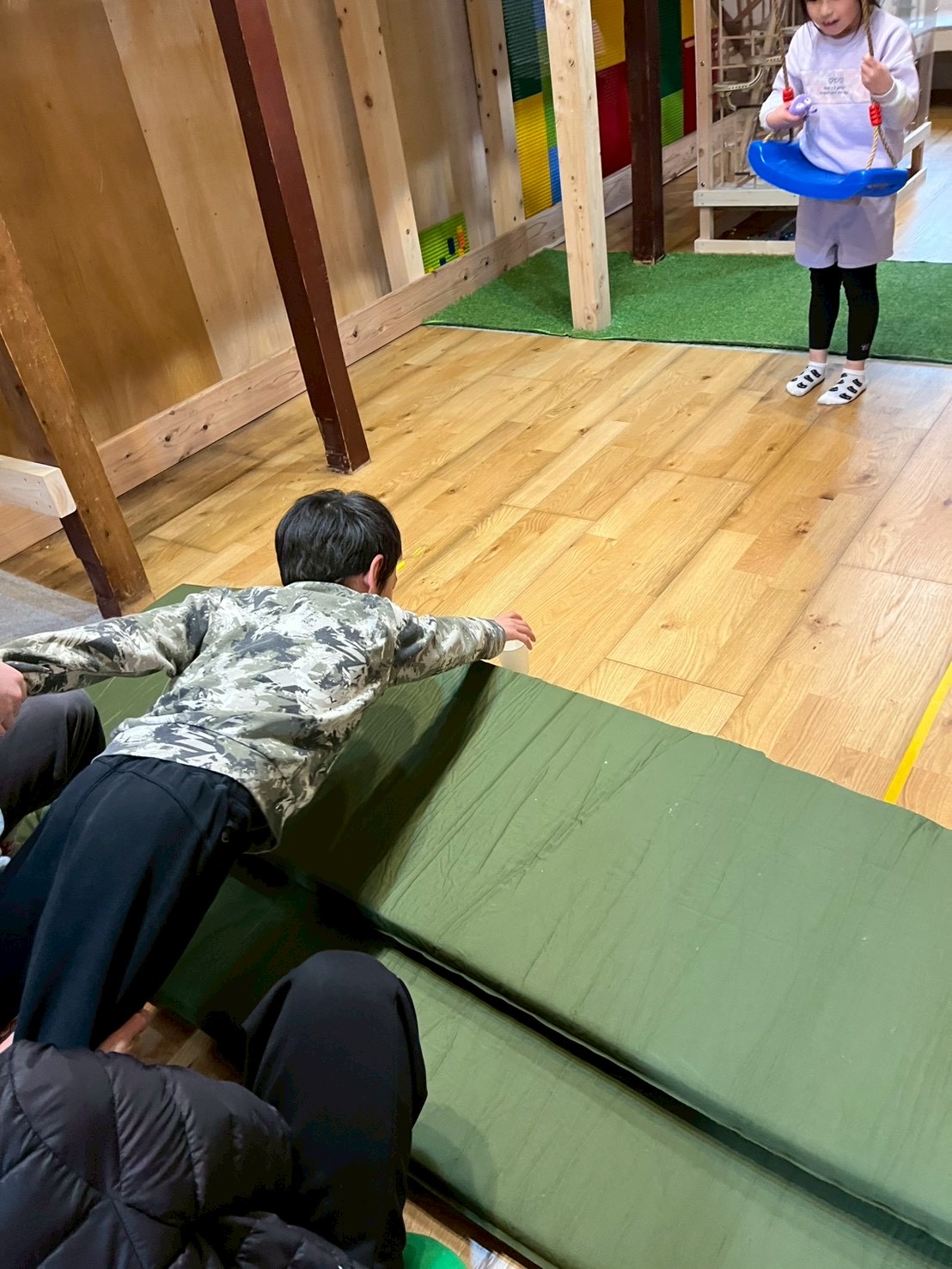 「空間を測る、集中した眼差し。」
指先とコップの距離をじっと見つめ、重心をミリ単位で調整する。自分の体と外の世界の「距離感」を学ぶ知的な瞬間。