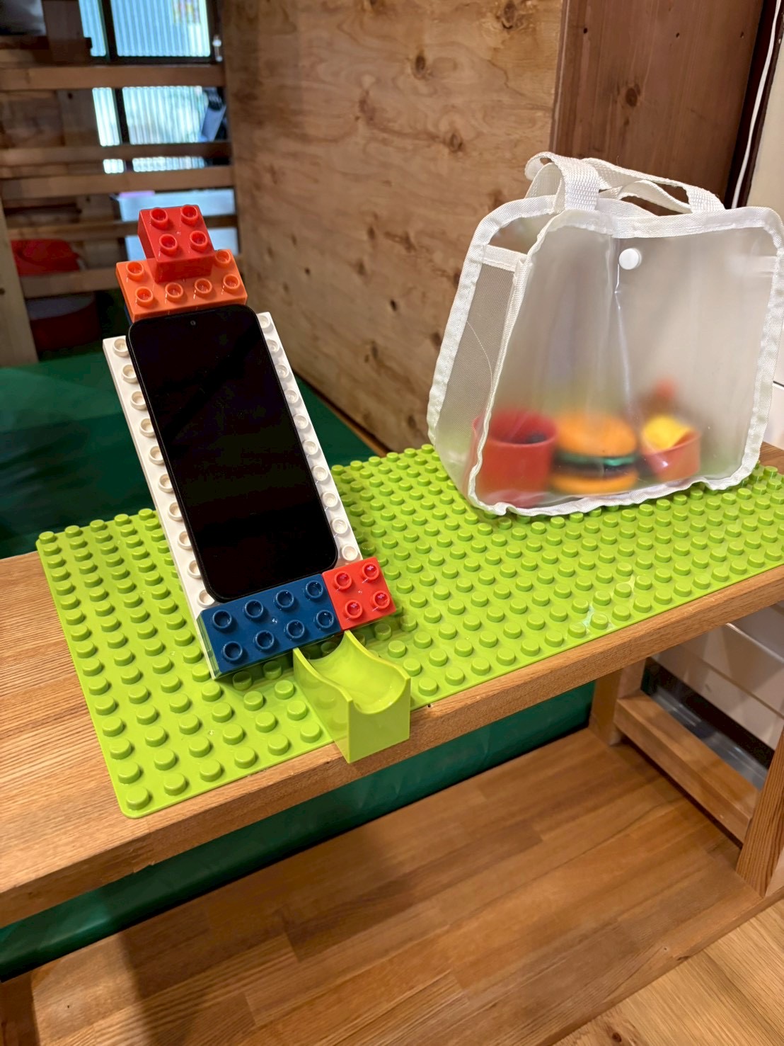 「厨房は大忙し、チームプレー！」

「ポテト揚がりました！」「バーガー包んで！」と、役割分担してテキパキと動く、社会性の育ちが見えるシーン。