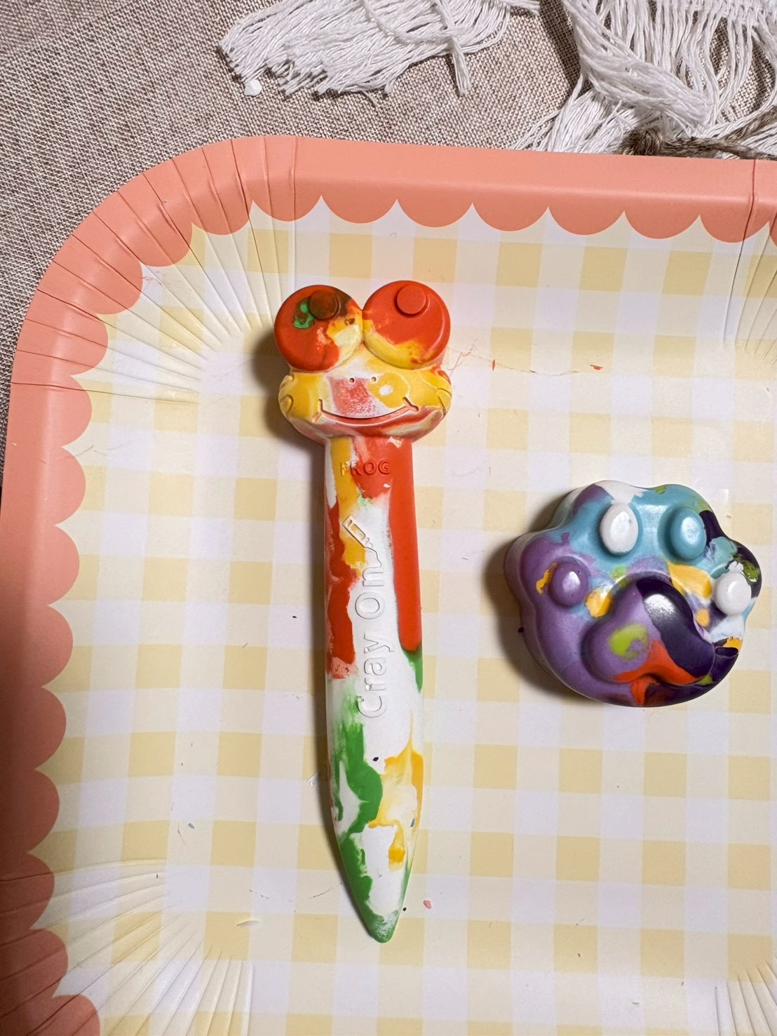 「試し書き、最初の一歩。」

画用紙にスーッと色を走らせる。混ざり合った複雑な色が出てきた時の「驚き」と「発見」。