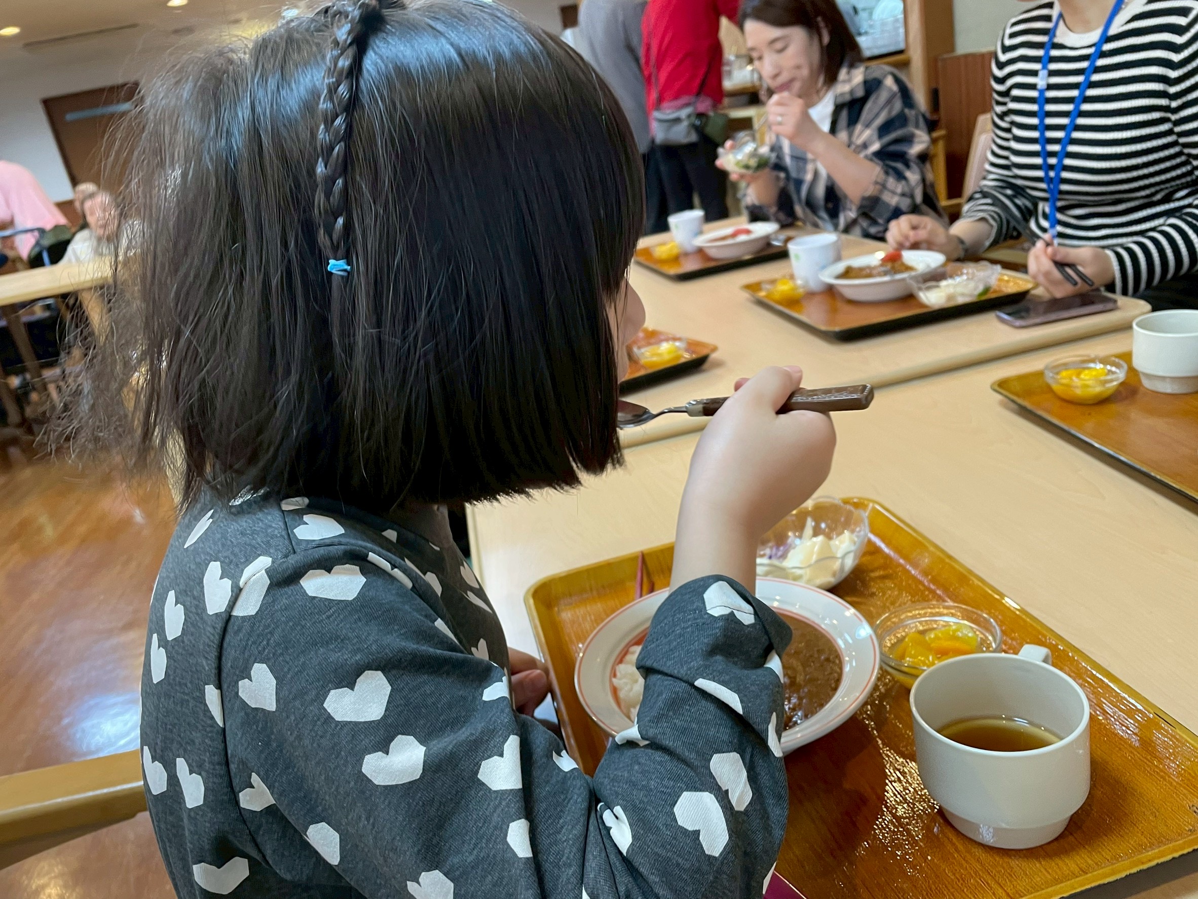 本当に美味しい!!いつも食べているカレーだけど、今日も特別美味しいと喜ぶ様子。