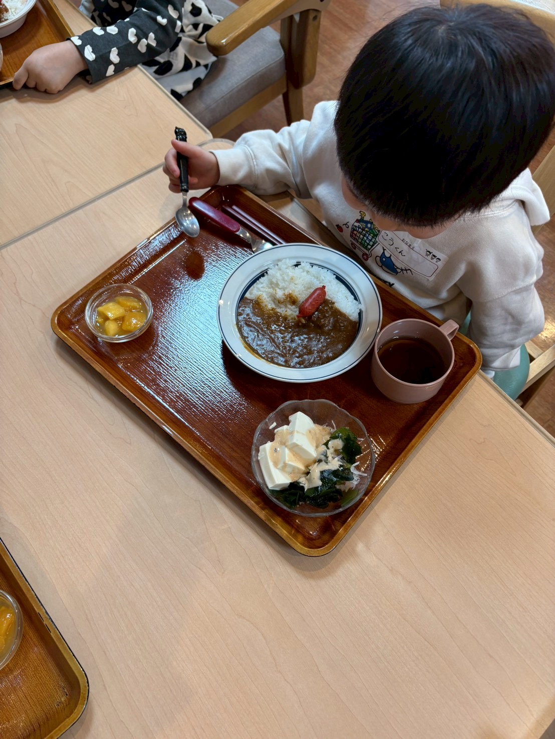 やったーカレーだ!!と喜ぶ男の子の様子。