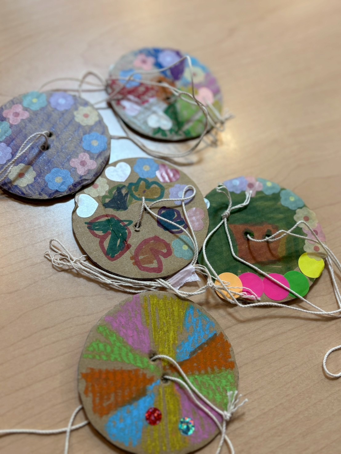 「嬉しいニュース、スタッフさんからの報告。」
> 施設のスタッフさんの言葉を聞いて、目を見開き、パッと顔を輝かせる子どもたちのグループショット。