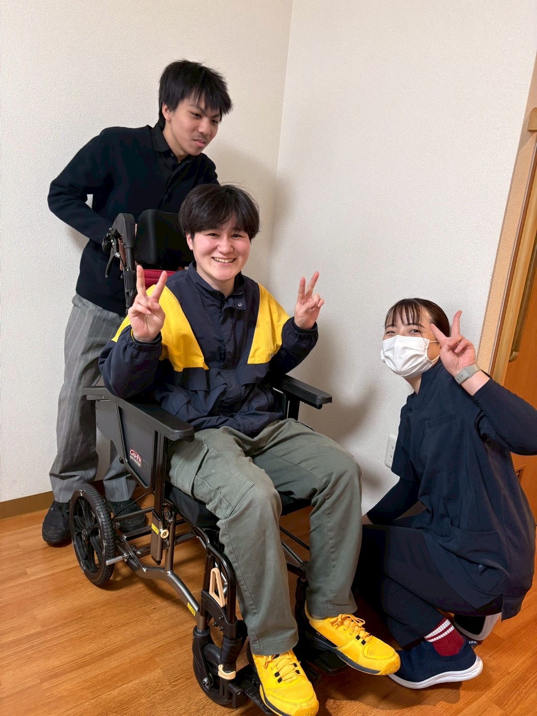 「車椅子のハンドルに、手を添えて。」
初めて触れる車椅子の操作に、真剣な表情で挑むお子様のアップ。物理的な難しさを通じて「工夫」を学ぶ瞬間。