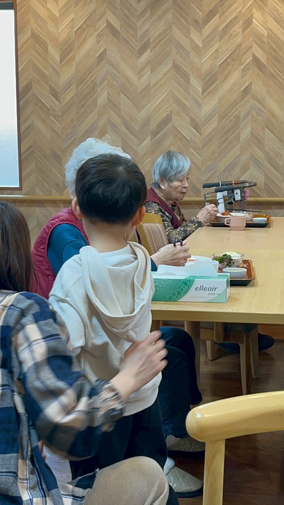 恥ずかしいけど、勇気を出して話しかけにく男の子。