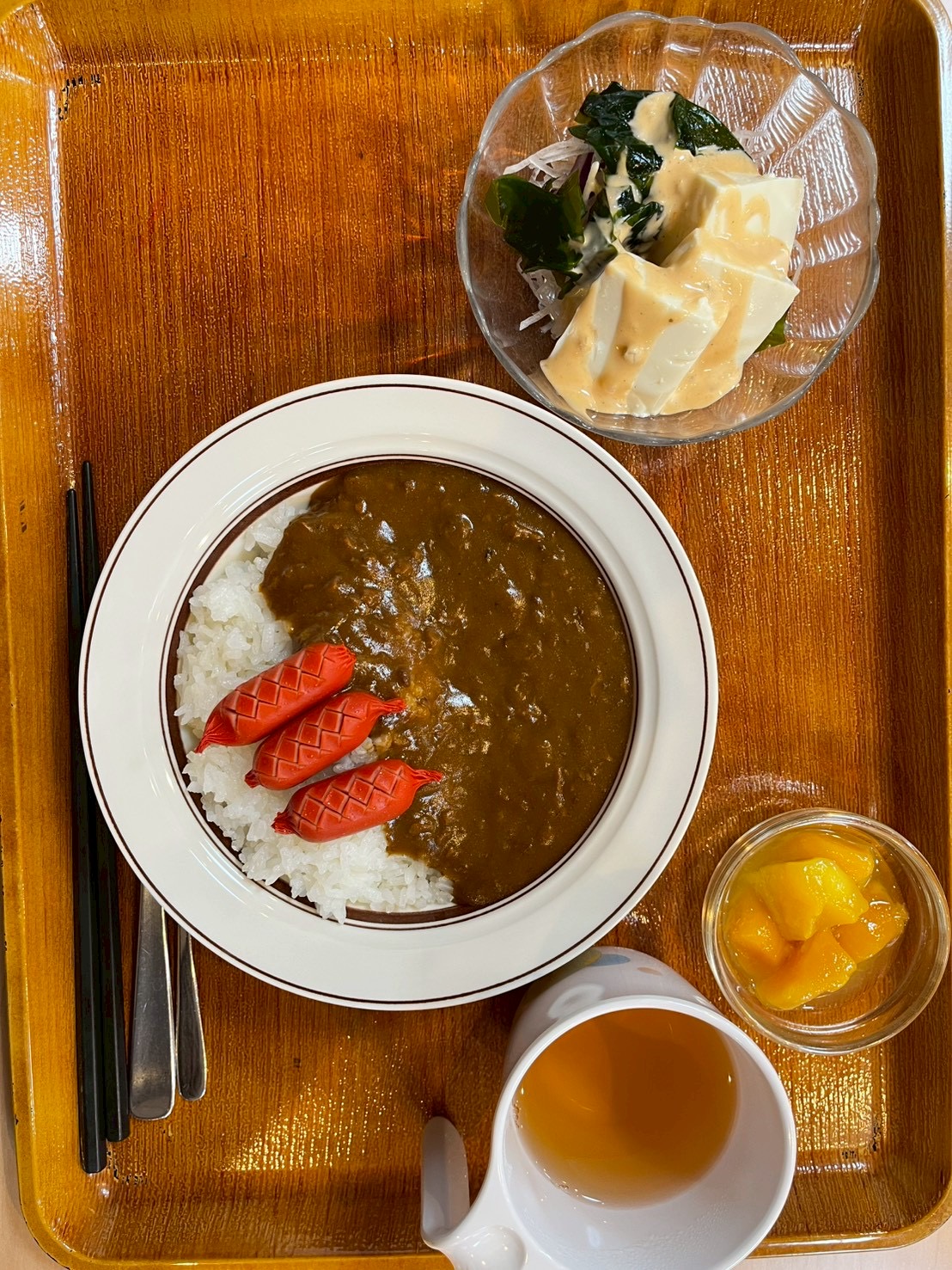 本日のメニューはカレーです。栄養も考えられてて、本当に美味しいカレーでした。