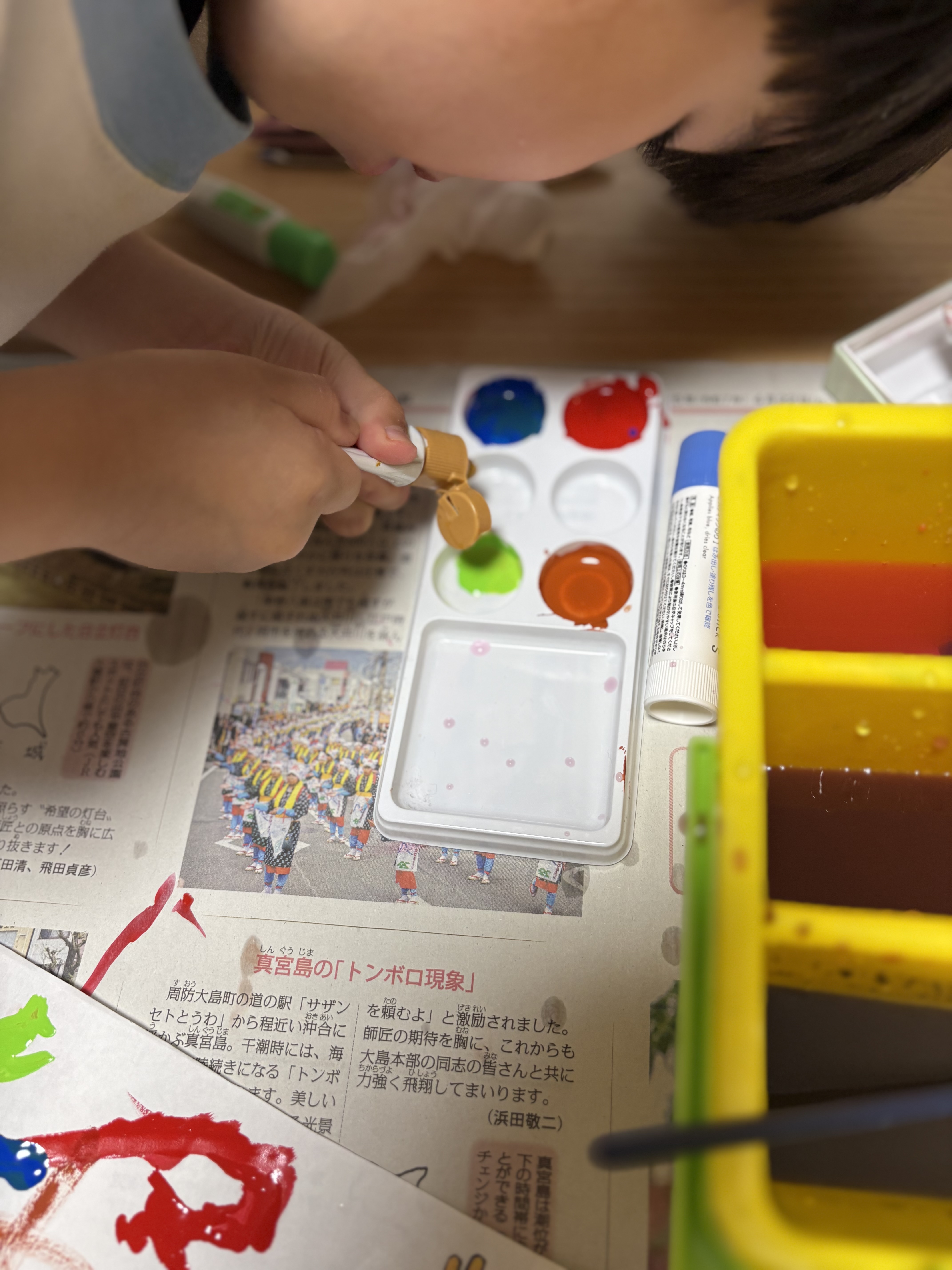 「本日のキャンバス、準備完了。」
パレットに並んだ桃色や白の絵の具と、筆を握りしめて「どこから塗ろうかな?」とスタッフの手を見つめるお子様の期待に満ちた表情。