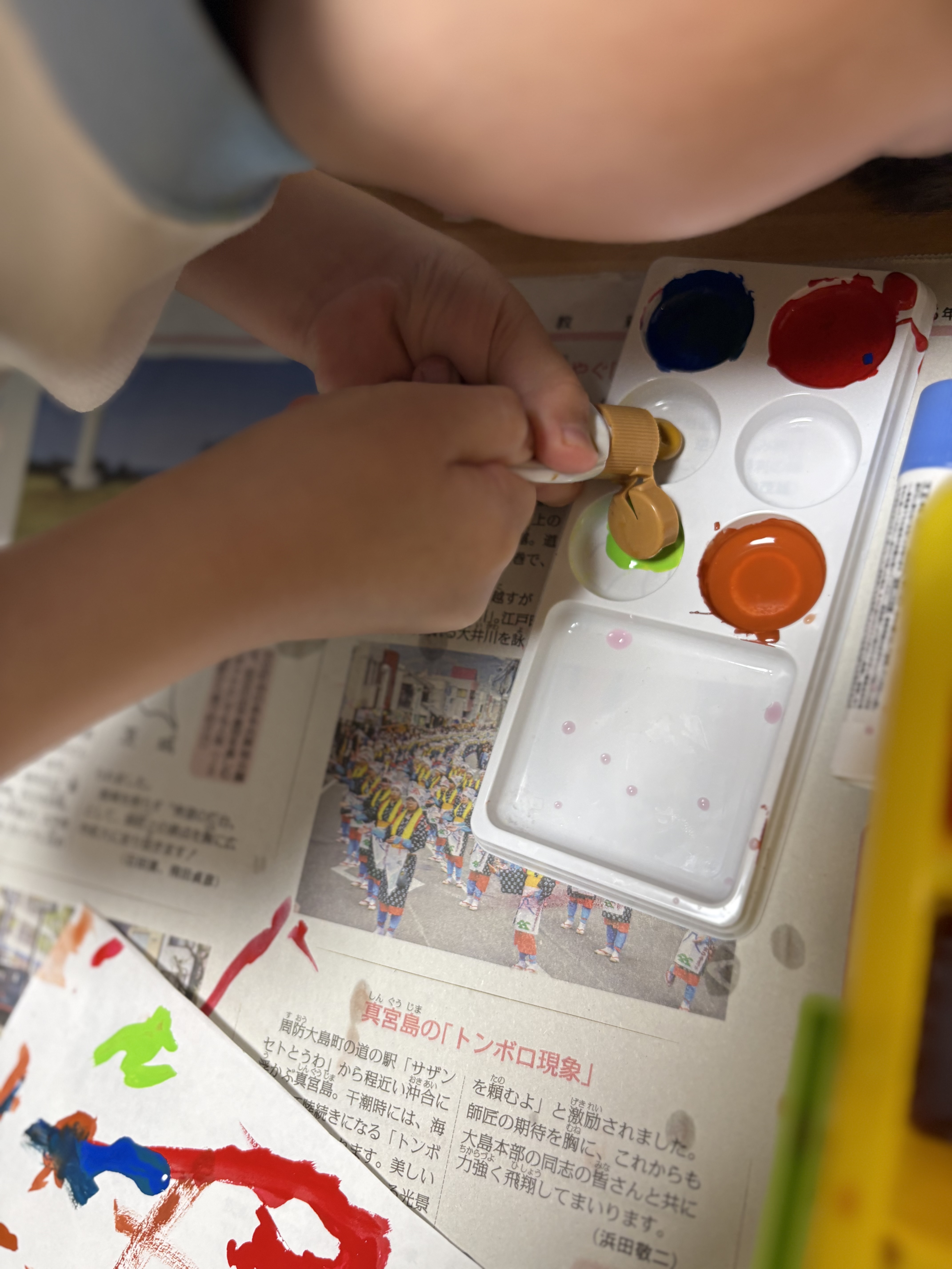 えいの具を出すのも大切な指先の運動になる。力一杯絵の具を出す瞬間。