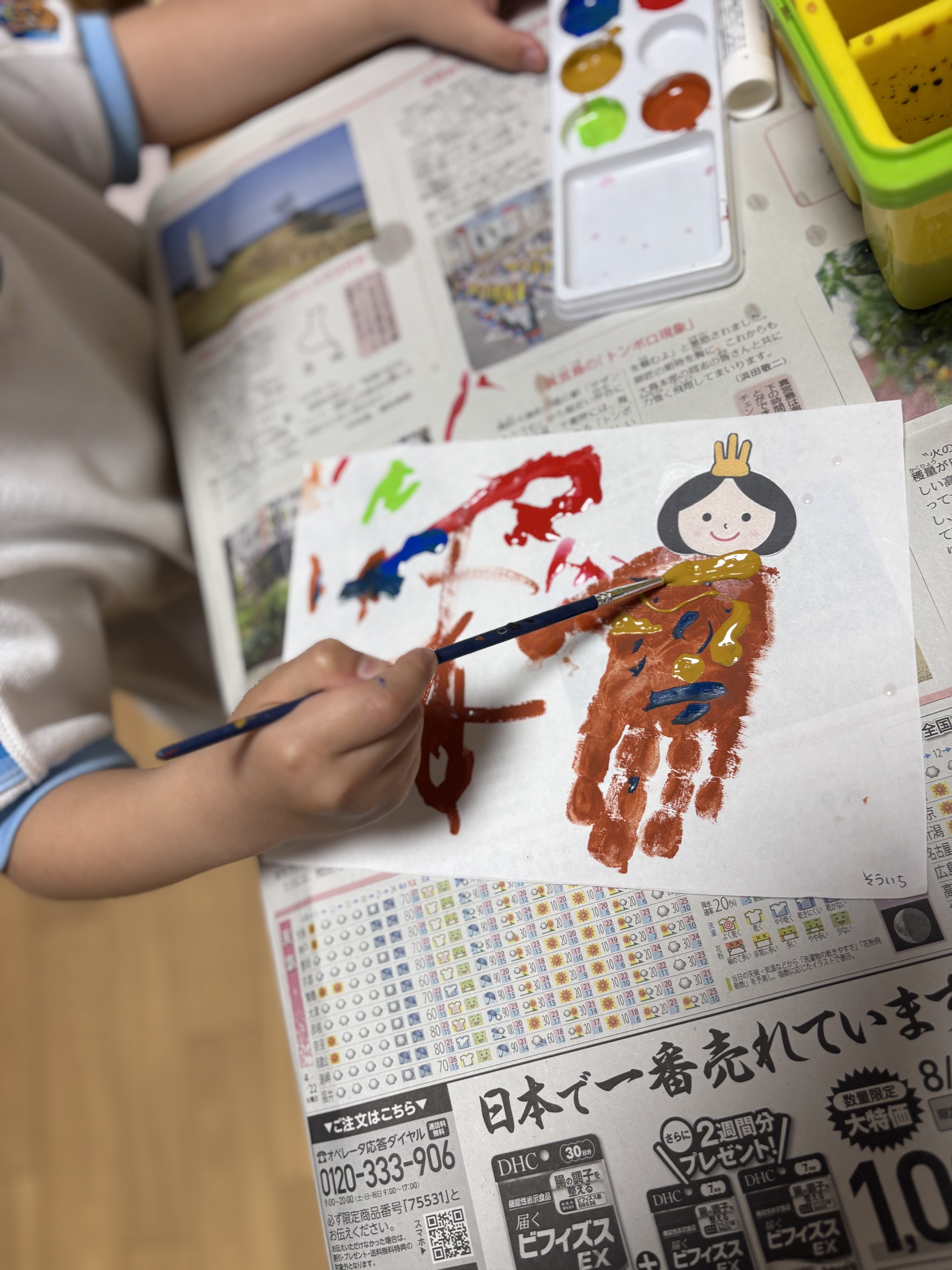 「お顔に宿る、優しい魂。」
お雛様の顔を描き入れる。細いペンを使い、眉や目の位置を慎重に決めていく「微細運動」のピーク。