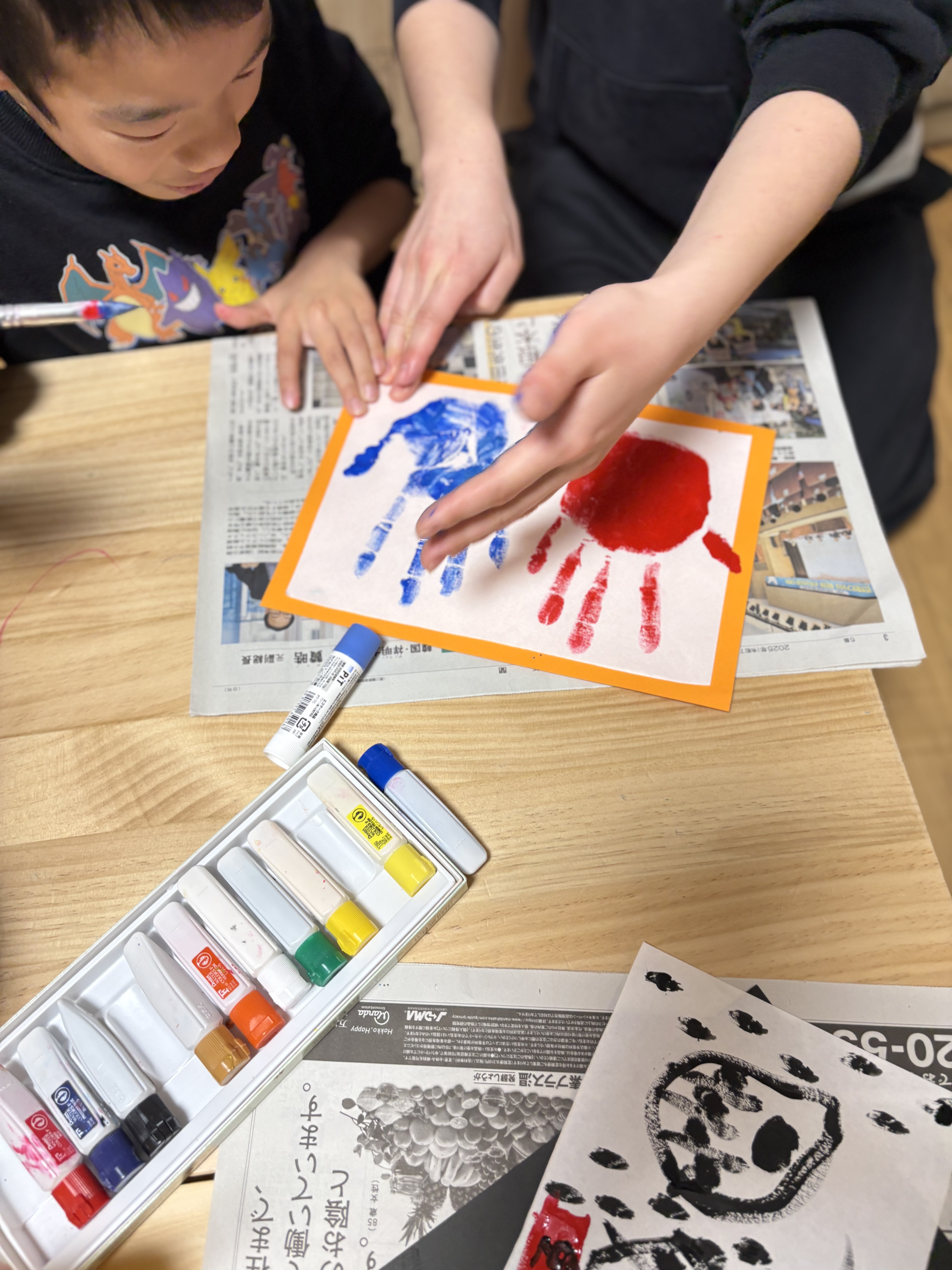 ぺったん!の瞬間、重力の魔法。」
真っ白な画用紙に、絵の具のついたスタッフの手をぎゅーっと押し当てる。協力して形を作る「共同作業」の象徴的な1枚。