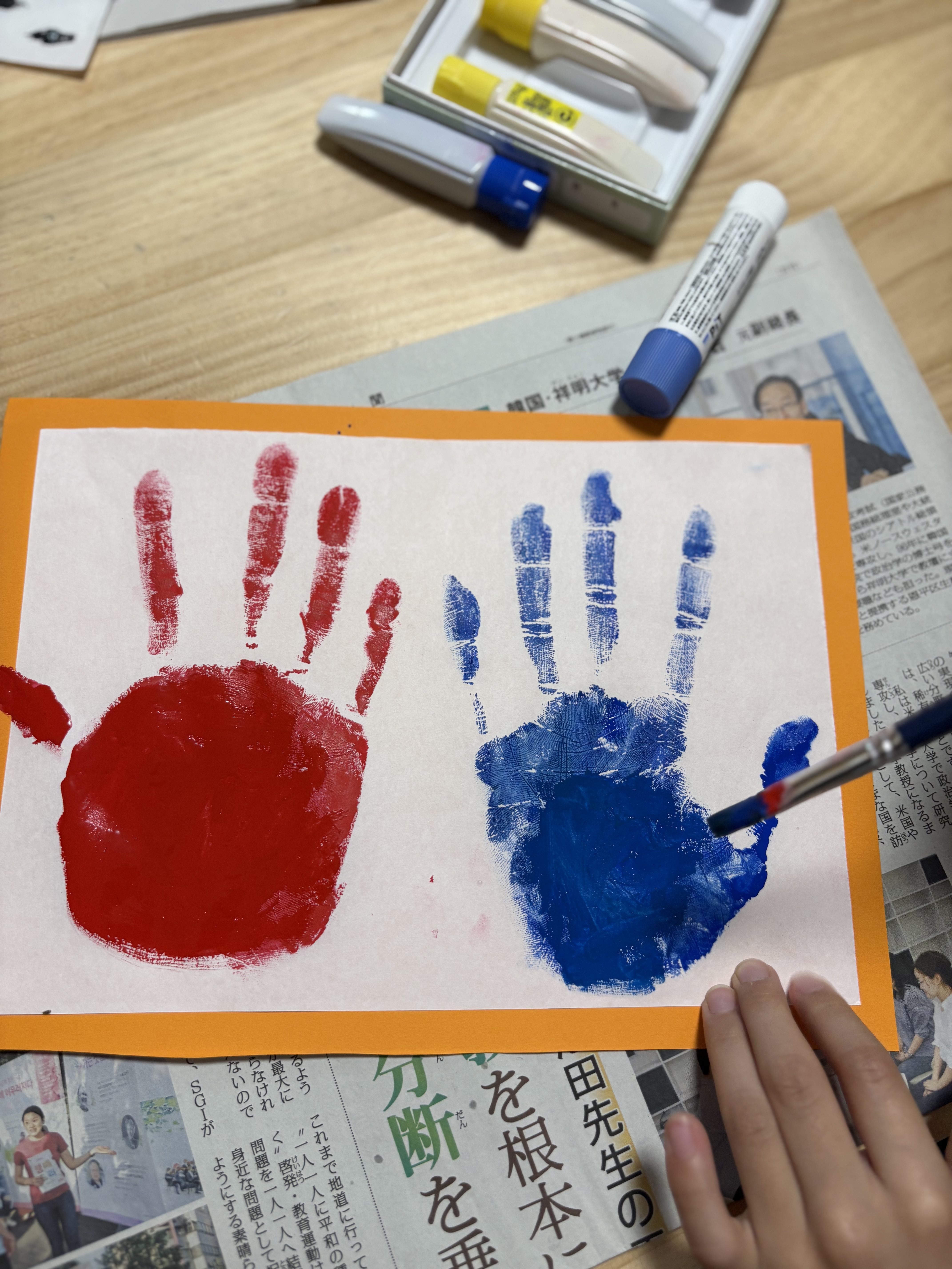 「現れた、世界にひとつの模様。」
手を離した瞬間、紙に残った鮮やかな手形。「わぁ!」と顔を近づけて、自分の(スタッフの)手形の形を観察する驚きの瞳。
