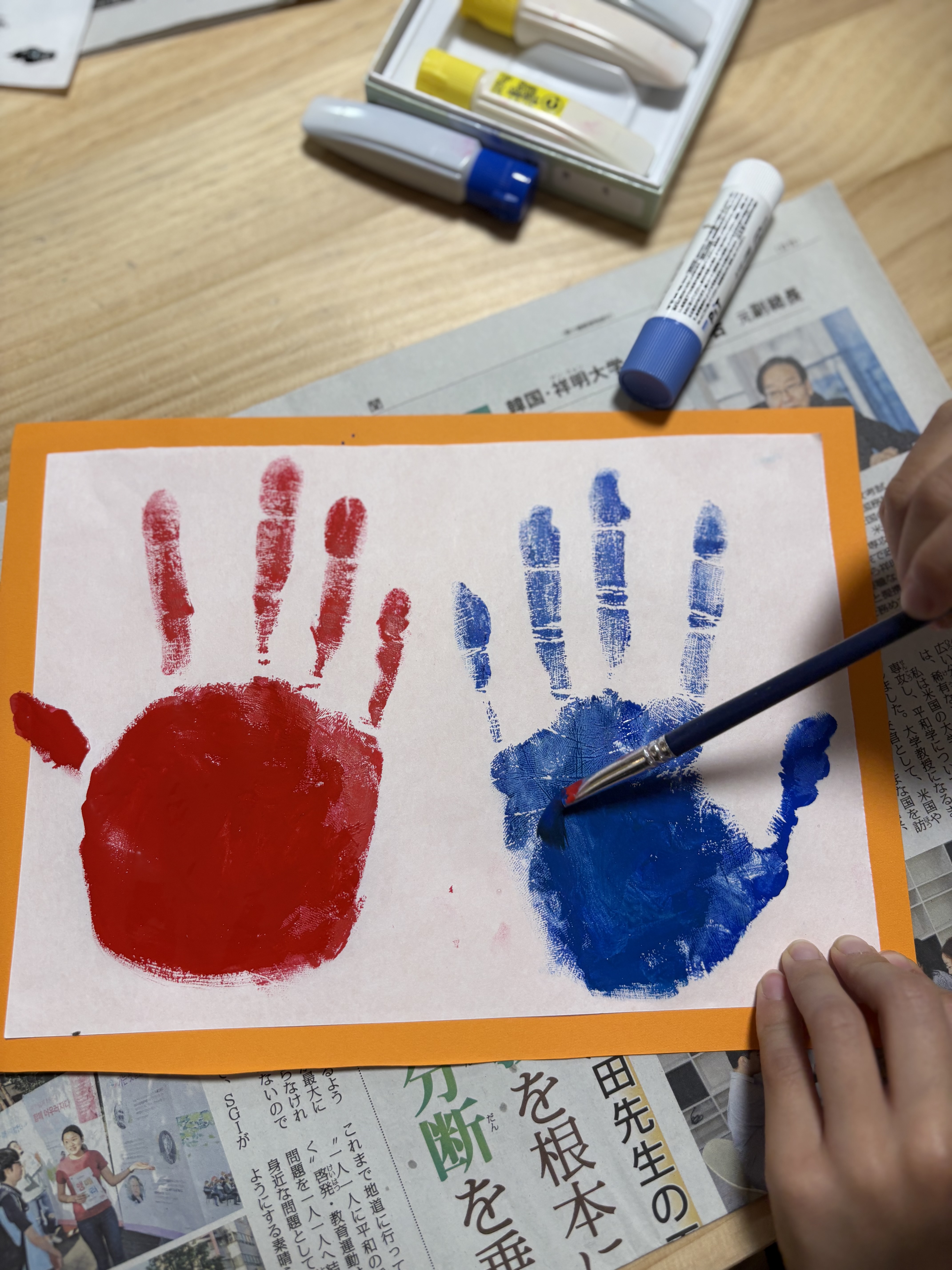 「手形が『お着物』に見えてきた!」
手形を逆さにしたり並べたりして、お雛様の衣装に見立てる様子。想像力が形に変わるプロセス。