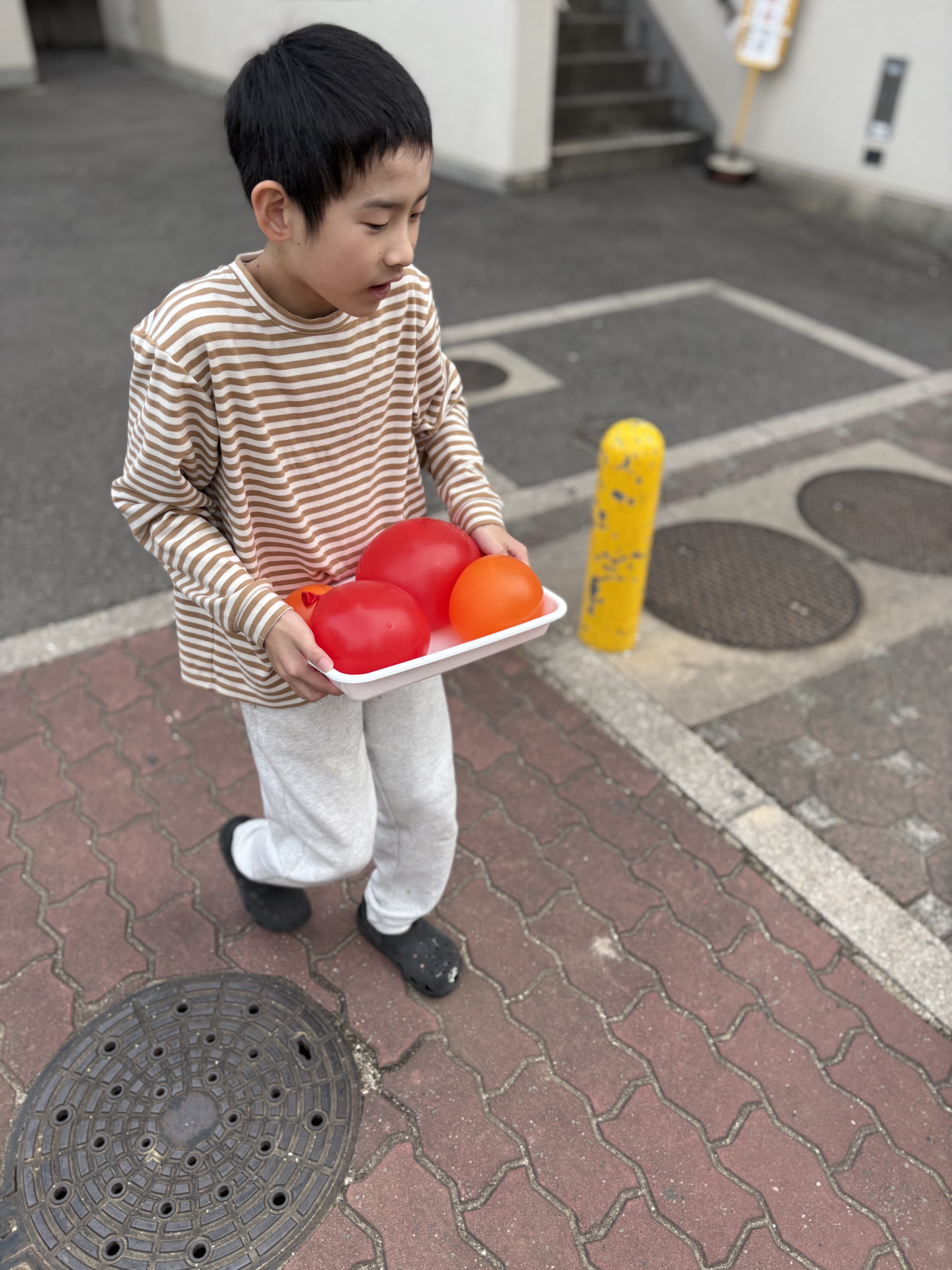 「蛇口から生まれる、水の宝石。」

風船の中に水が溜まり、重たく、ぷるぷるに変わっていく様子を、食い入るように見つめるお子様の横顔。