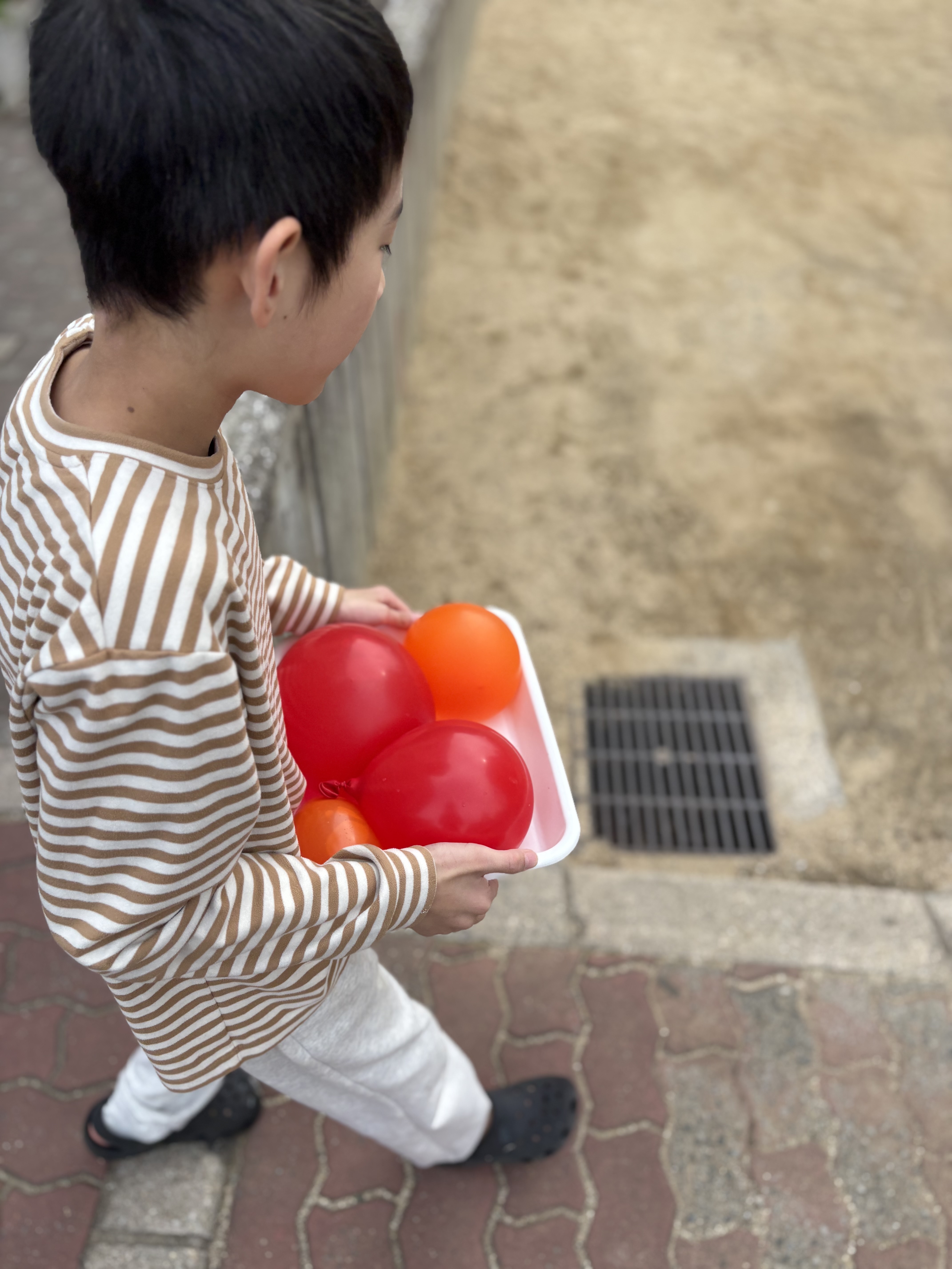 「穏やかな風船バレーの風景。」

リビングでふわふわと風船を追いかける、日常のワンシーン。この後の「激変」を予感させる静かなスタート。