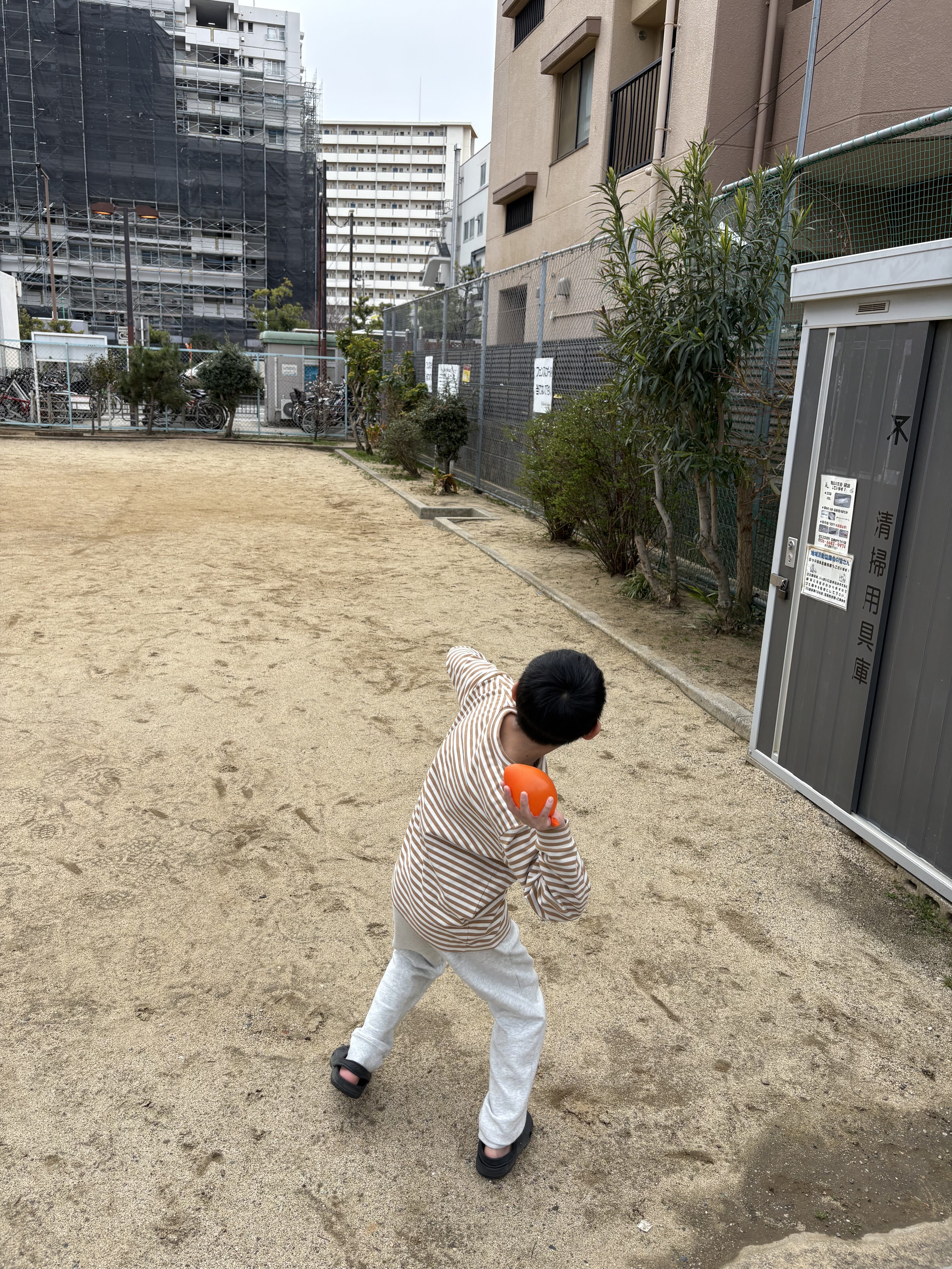 「冷たくて、重たい、新しい感触。」

割れずに残った水風船の「不思議な重み」を、両手で大事そうに抱えて重力や感触を確かめる手のアップ。