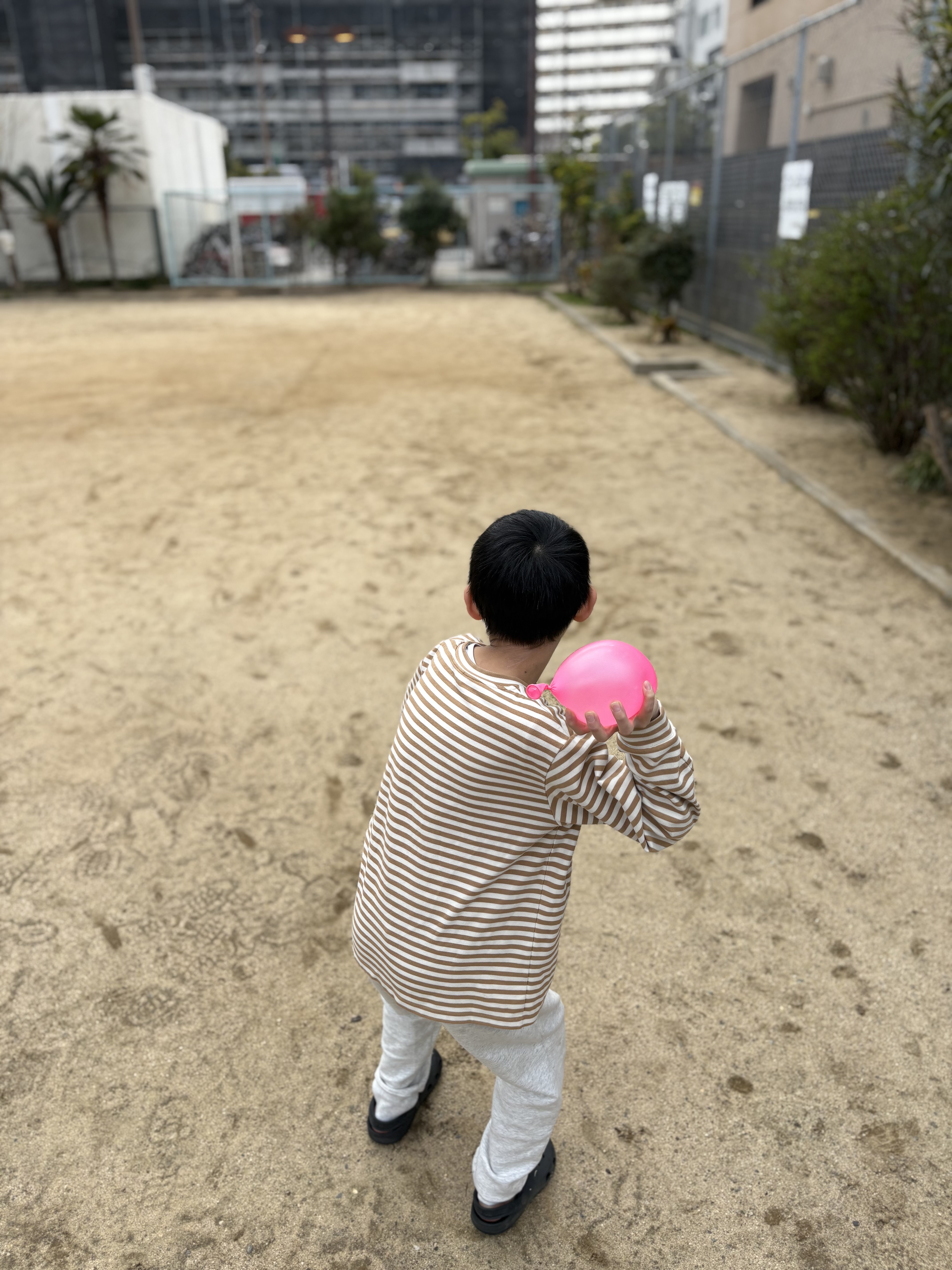 「スプラッシュ！弾ける笑顔。」

風船が割れて水が飛び散った瞬間、驚きと喜びで顔を見合わせる子どもたちのベストスマイル。