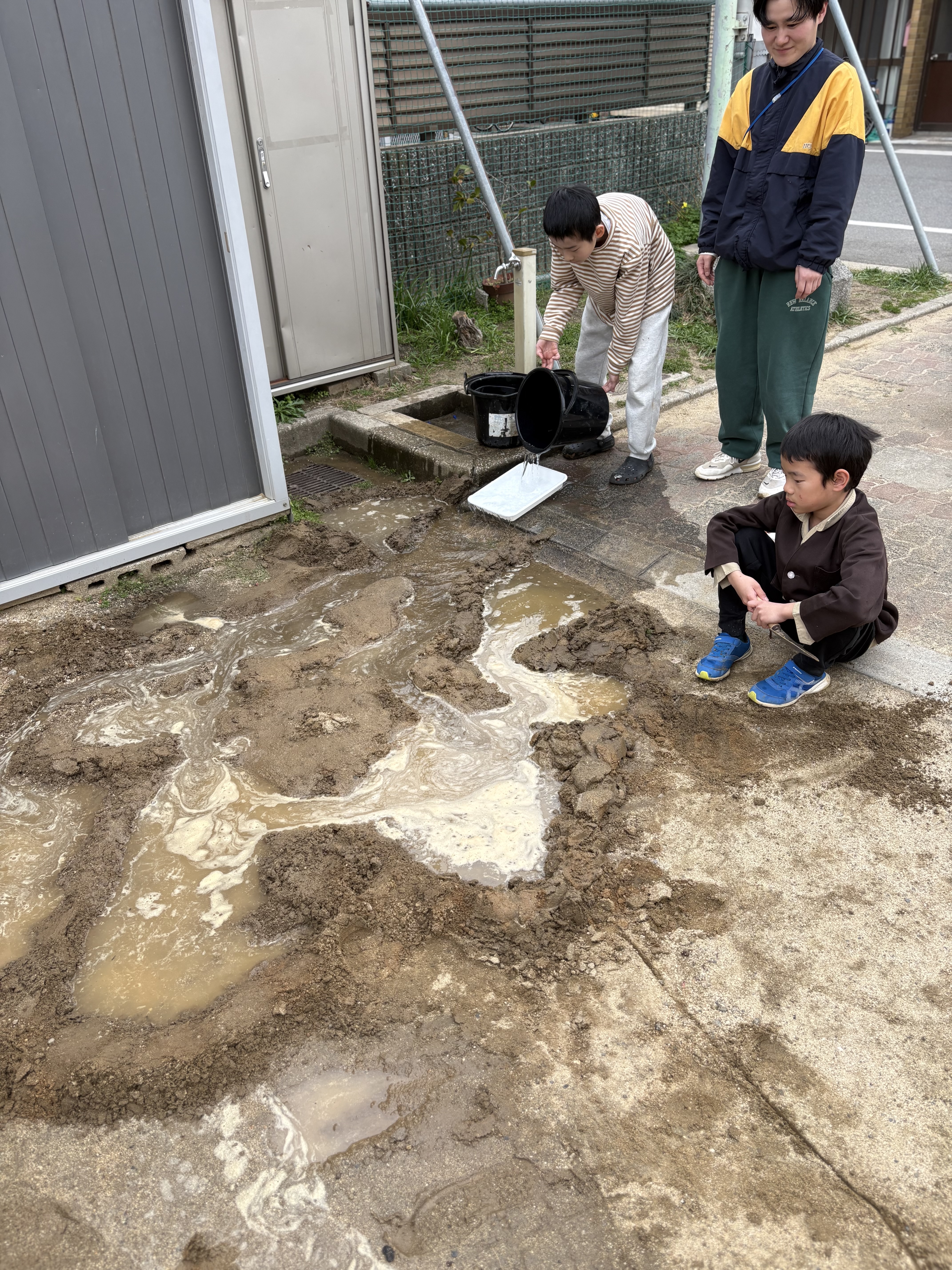 「協力して運ぶ、大きな土のかたまり。」

崩れそうなダムを補強するために、二人で力を合わせて土を盛る。共同作業を通じた社会性の育ち。