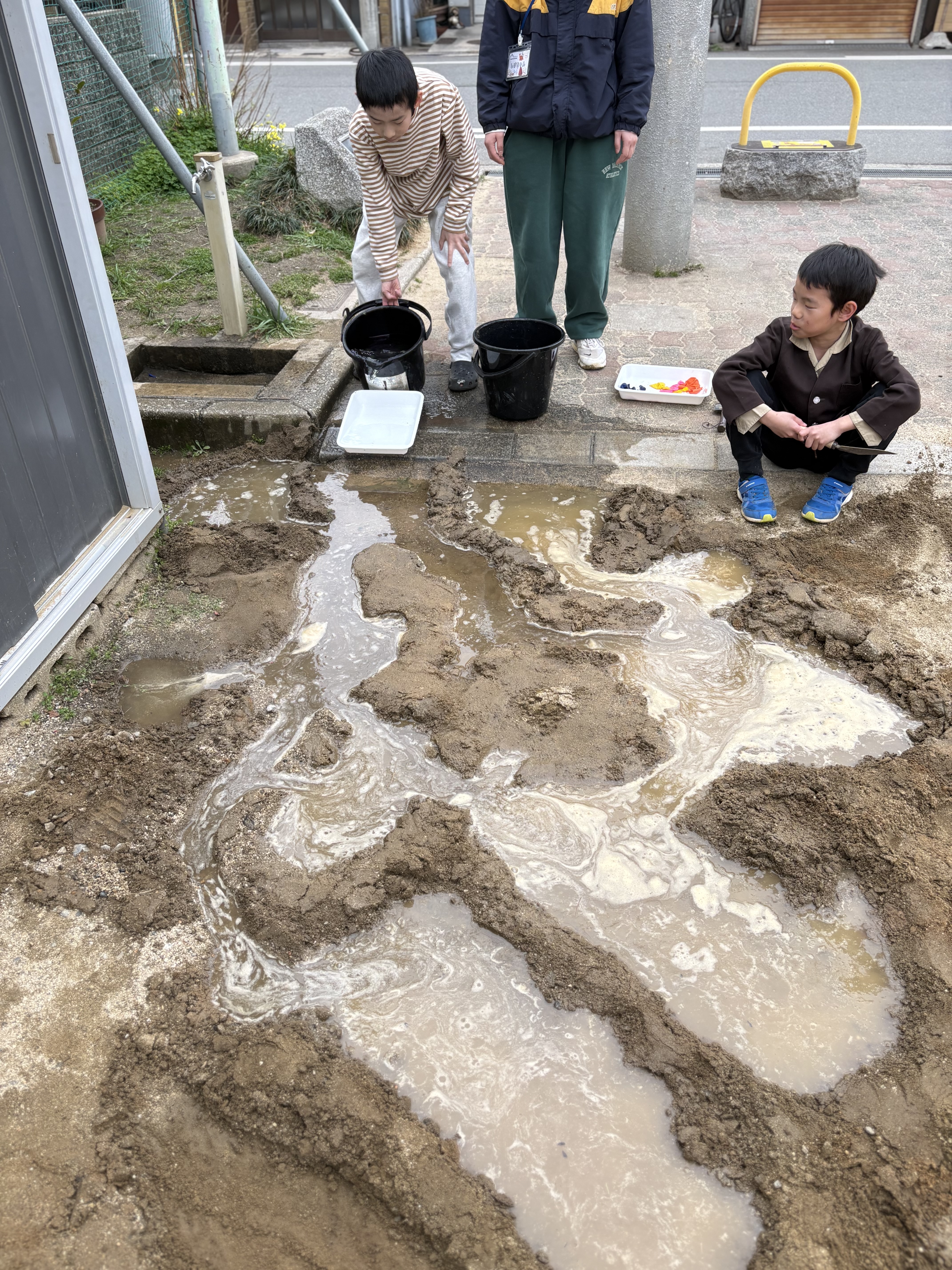 できたダムを誇らしげに眺める姿。