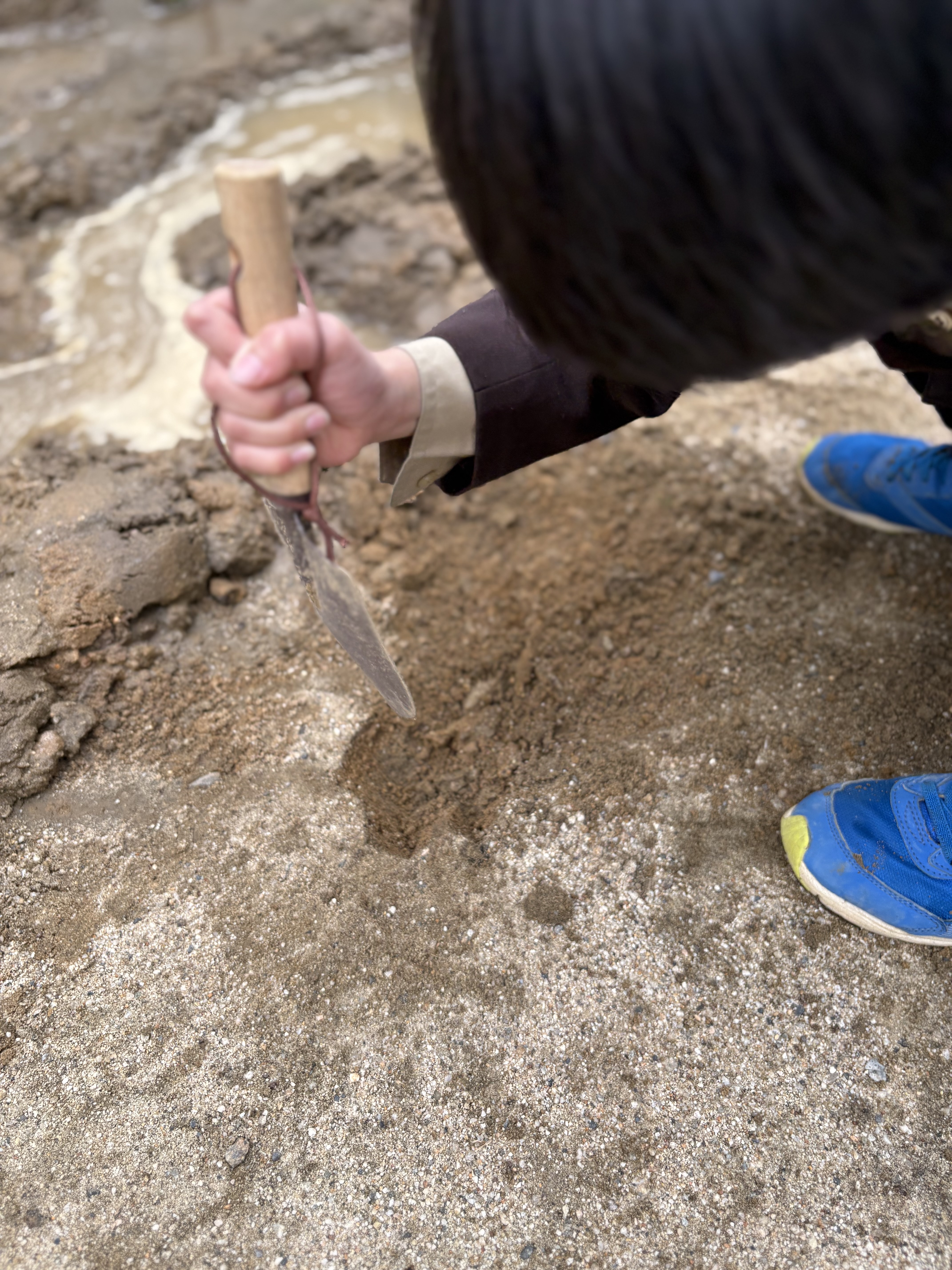 「感触が、泥に変わる魔法。」

水と土が混ざり、ヌルヌル、ベチャベチャと変化した地面に、迷わず手を伸ばす「触覚の探究」。