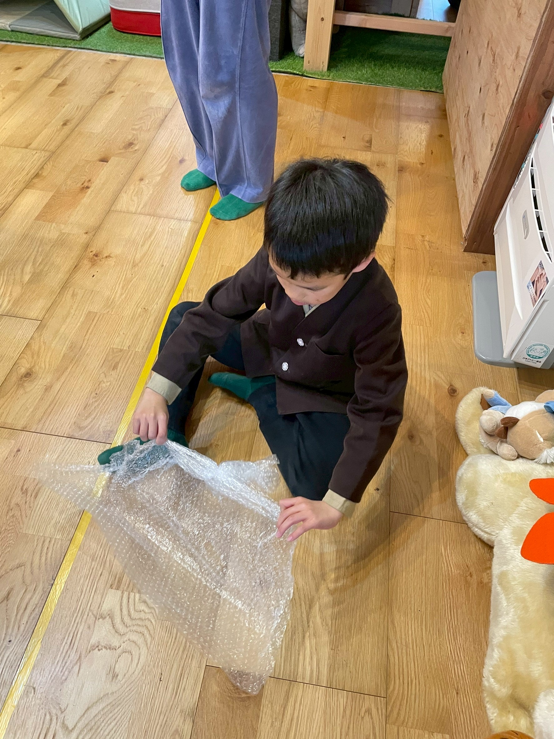 「潰した後の、満足げな指先。」

平らになったプチプチをなでながら、感触の変化を確かめる「探究者」の手元クローズアップ。