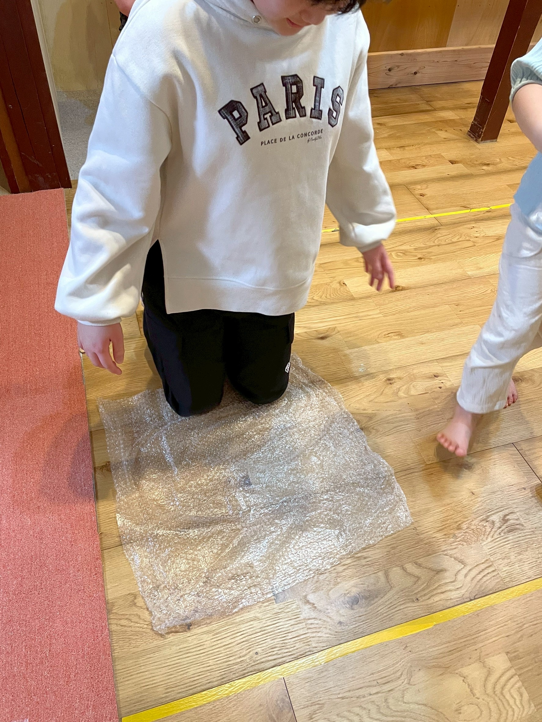 「一歩踏み出す、ドキドキの感触。」

床に広げたプチプチに、恐る恐る足を踏み入れる瞬間。足裏からの刺激が脳に届く、驚きの表情。