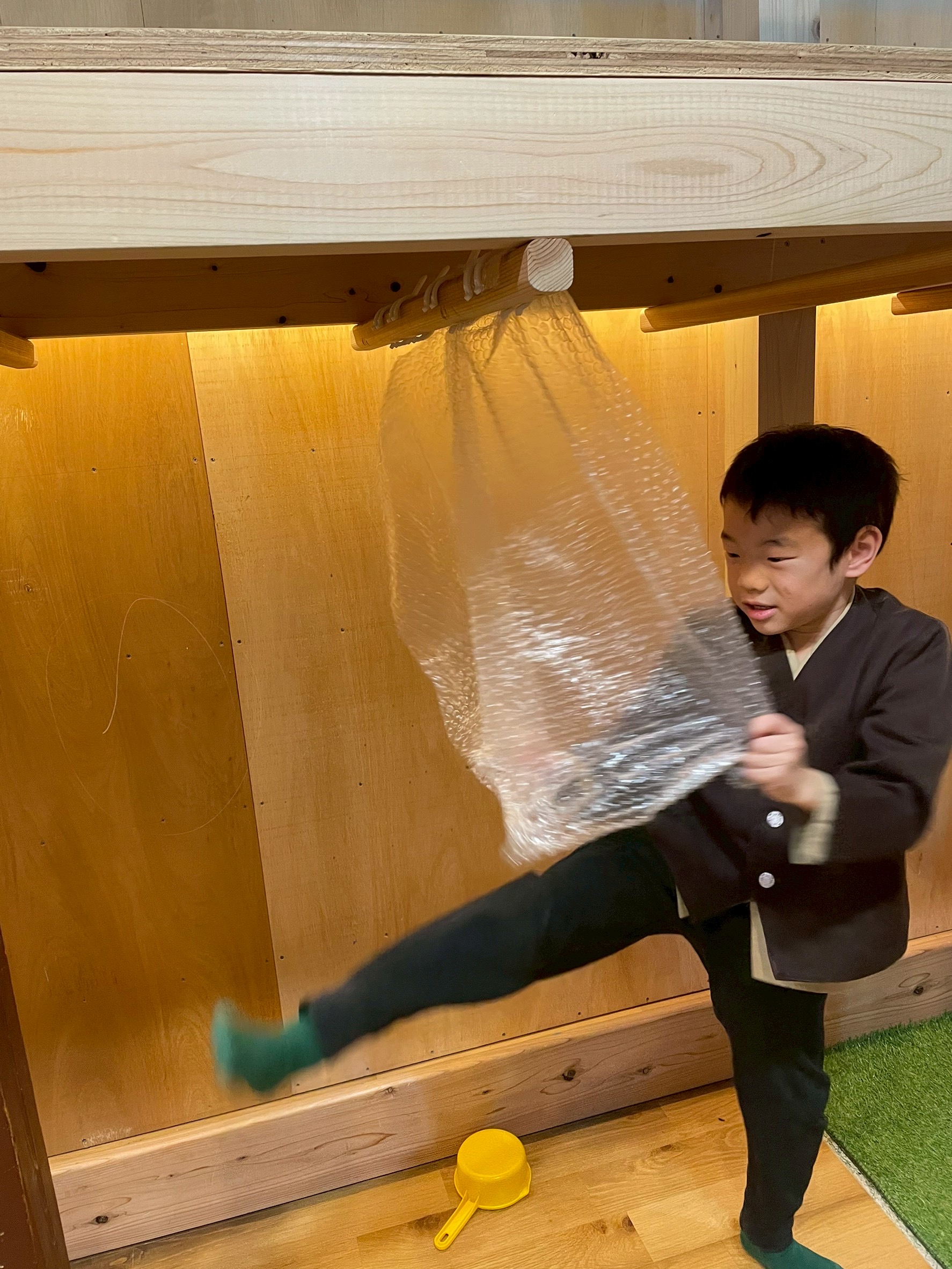 「プチプチ・ヒーロー、参上！」
誇らしげなポーズが、自信に満ちあふれています。