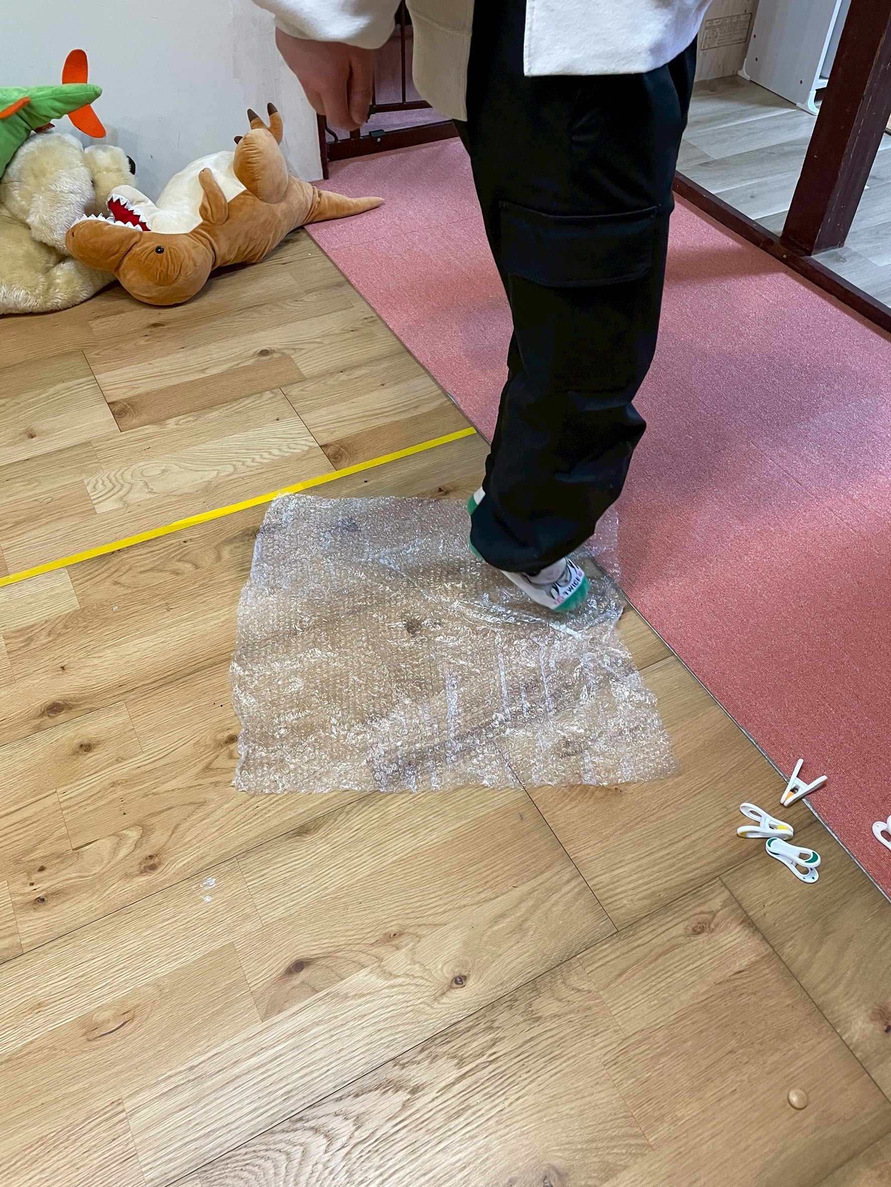 「プチプチ・ダンスフロア！」

弾ける音を楽しみながら、ぴょんぴょんと跳ねるお子様。バランスを取りながら感覚を統合していく全身カット。