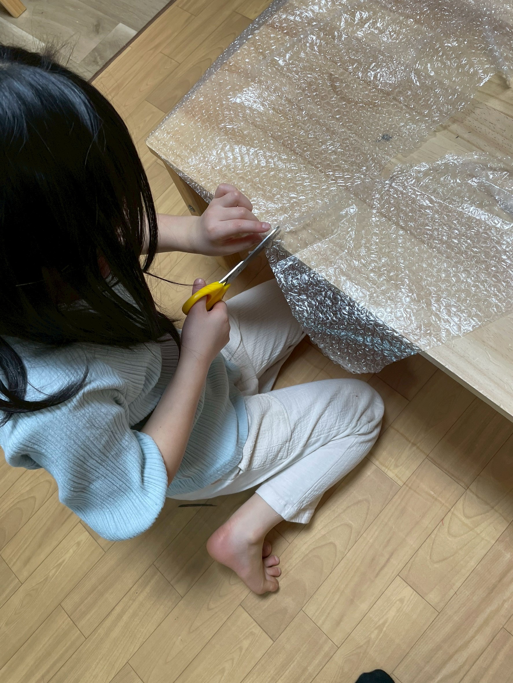 「職人、パーツ製作中。」

ハサミで丁寧に形を切り出し、何か「大切なもの」を作り上げている真剣な手仕事の風景。