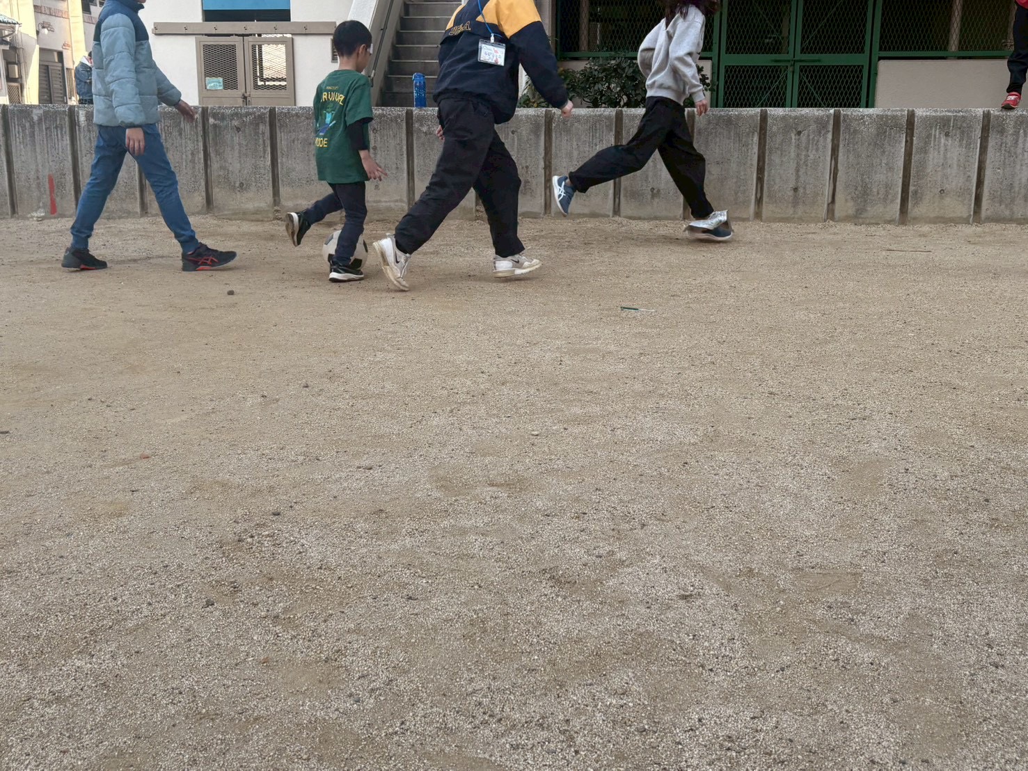 「あ！狙われた！絶妙な回避。」

相手の足が自分の新聞紙に伸びてきた瞬間、サッと足を引いてかわす、「空間認知」と「反射神経」の交差。