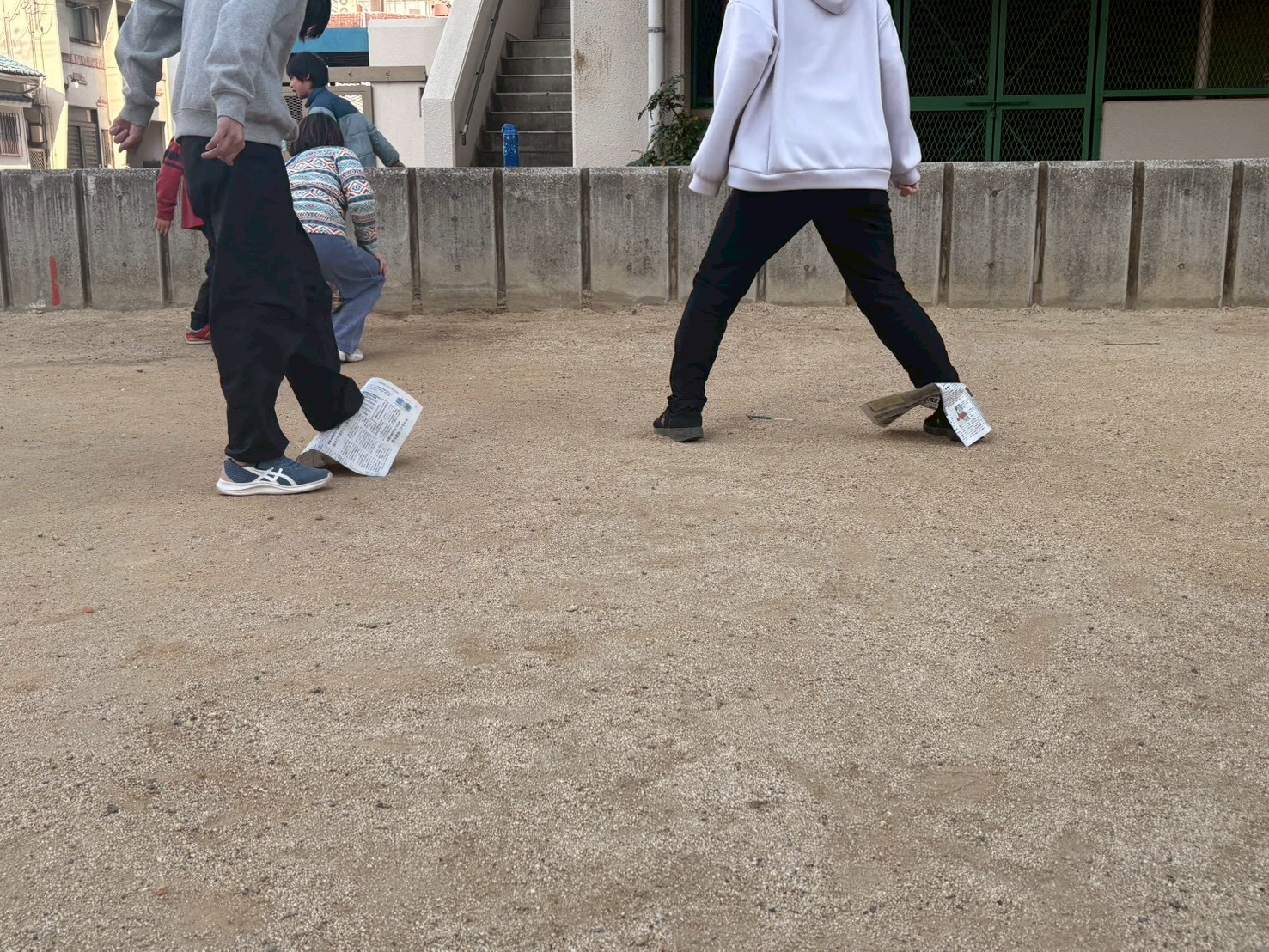 「逃げろ！破れないように、でも速く！」

新聞紙が抜けないよう、独特のステップで芝生を駆け抜ける躍動的な全身ショット。