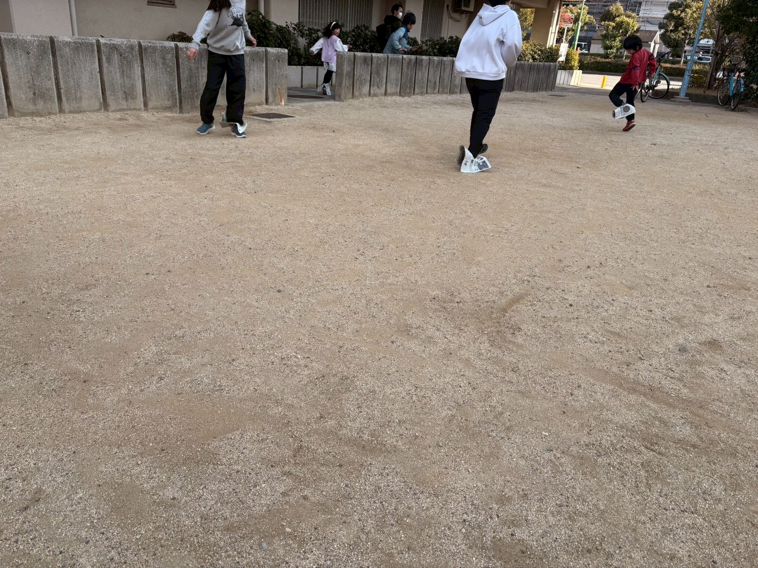 「破れた新聞紙、頑張った証。」

激しい戦いの末、ボロボロになった新聞紙を手に「あー、破れちゃった！」と笑い転げる清々しい表情。