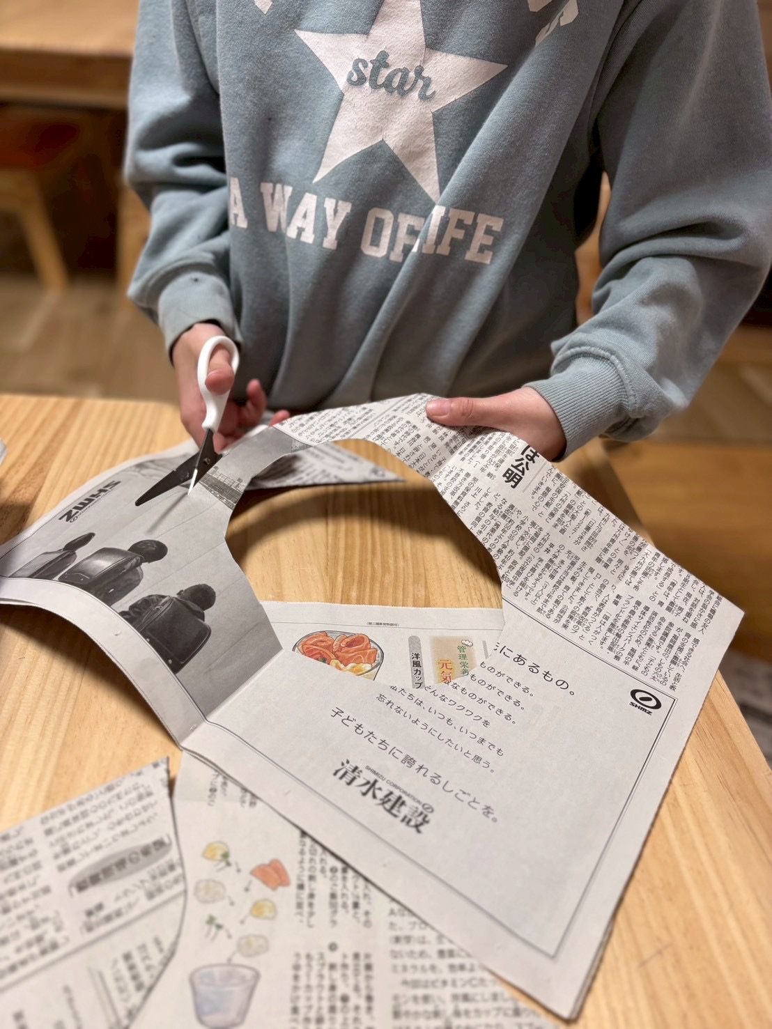 「ハサミを操る、微細運動。」

自分の足に合わせた「輪っか」を丁寧に切り抜く手元のアップ。期待感でペンを持つ手が弾みます。