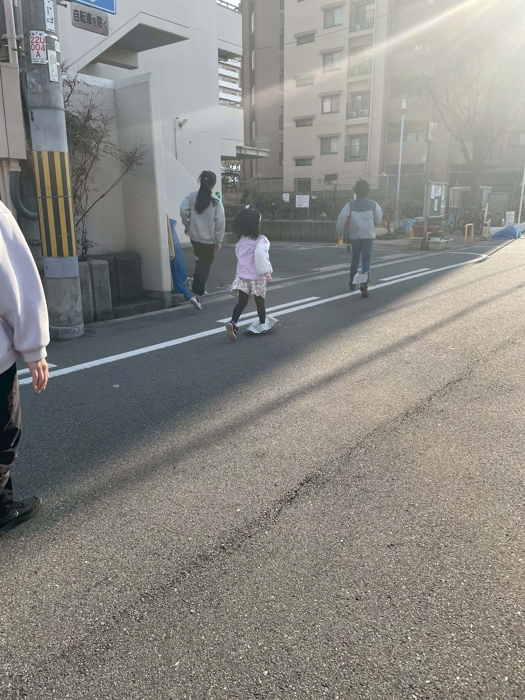 公園に行く時も、新聞紙が破れないように慎重に足を動かす後ろ姿。