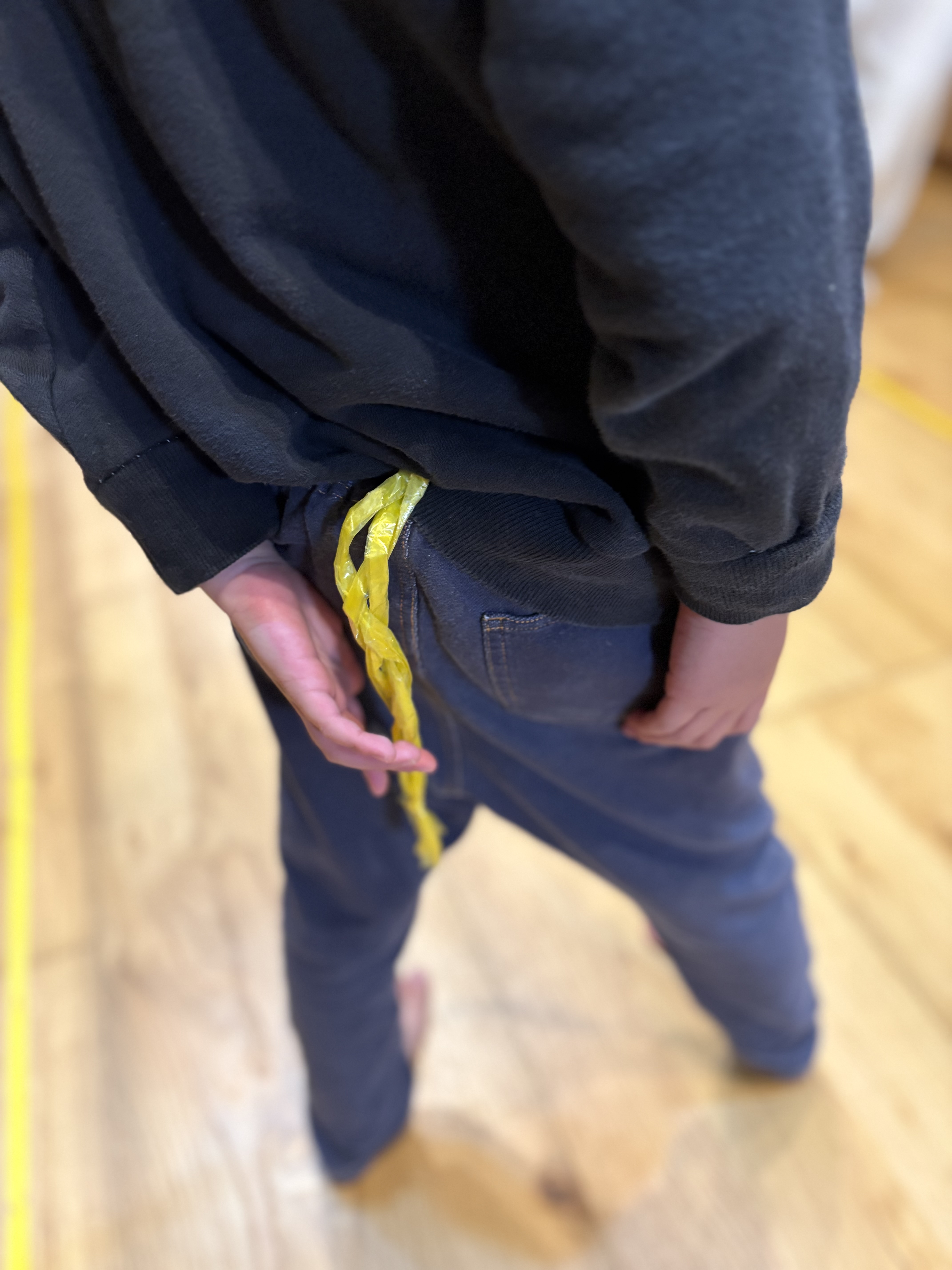 「背中に託した、勝利のしっぽ。」
カラフルな布のしっぽを背中にセットし、準備万端。これから始まる戦いに、静かに闘志を燃やすお子様の後ろ姿。