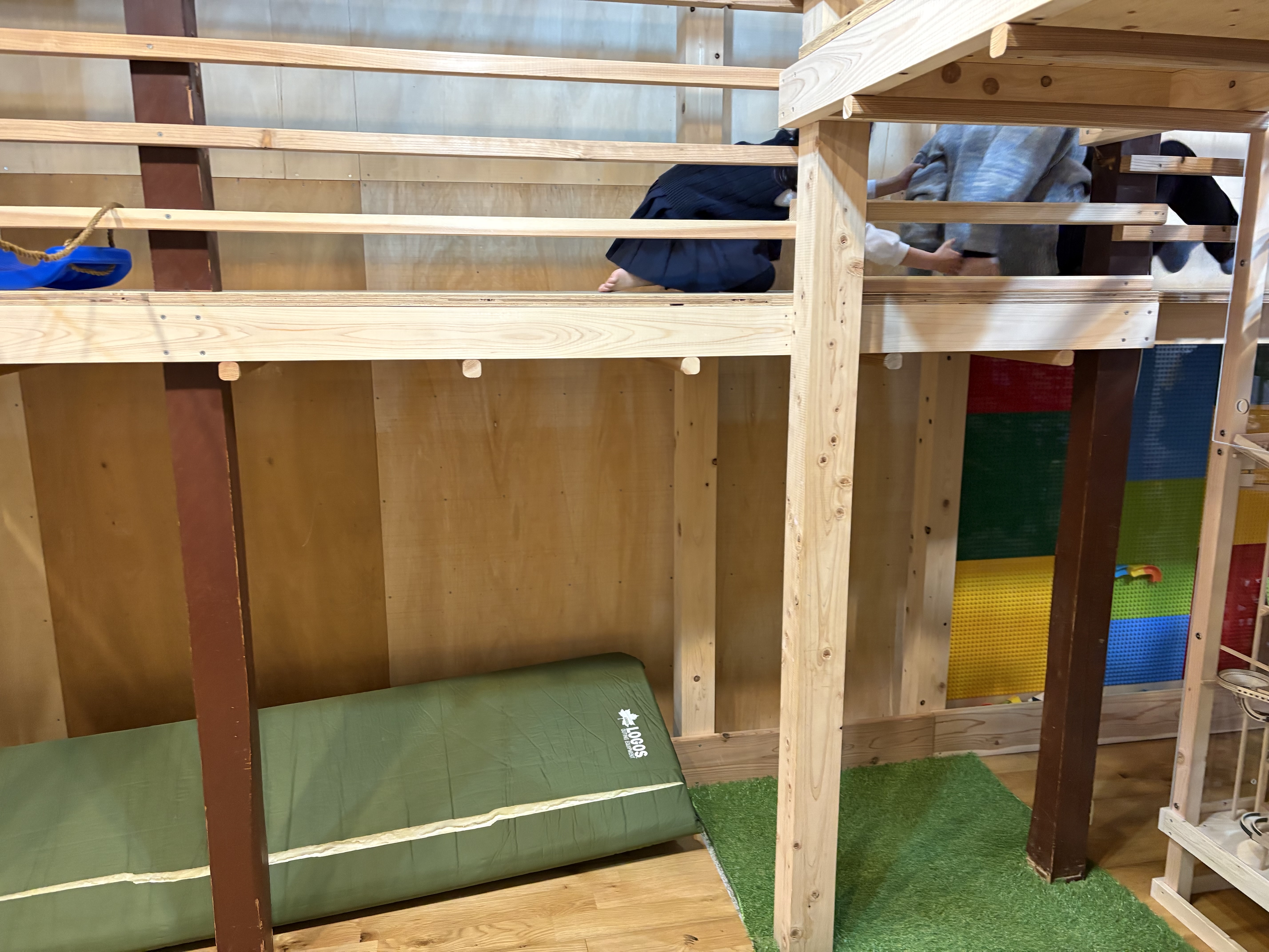 「遊具の2階は、難攻不落の砦。」
遊具の上から、下の敵の動きを伺う。「高低差」を利用して有利なポジションを取る、戦略的な1枚。