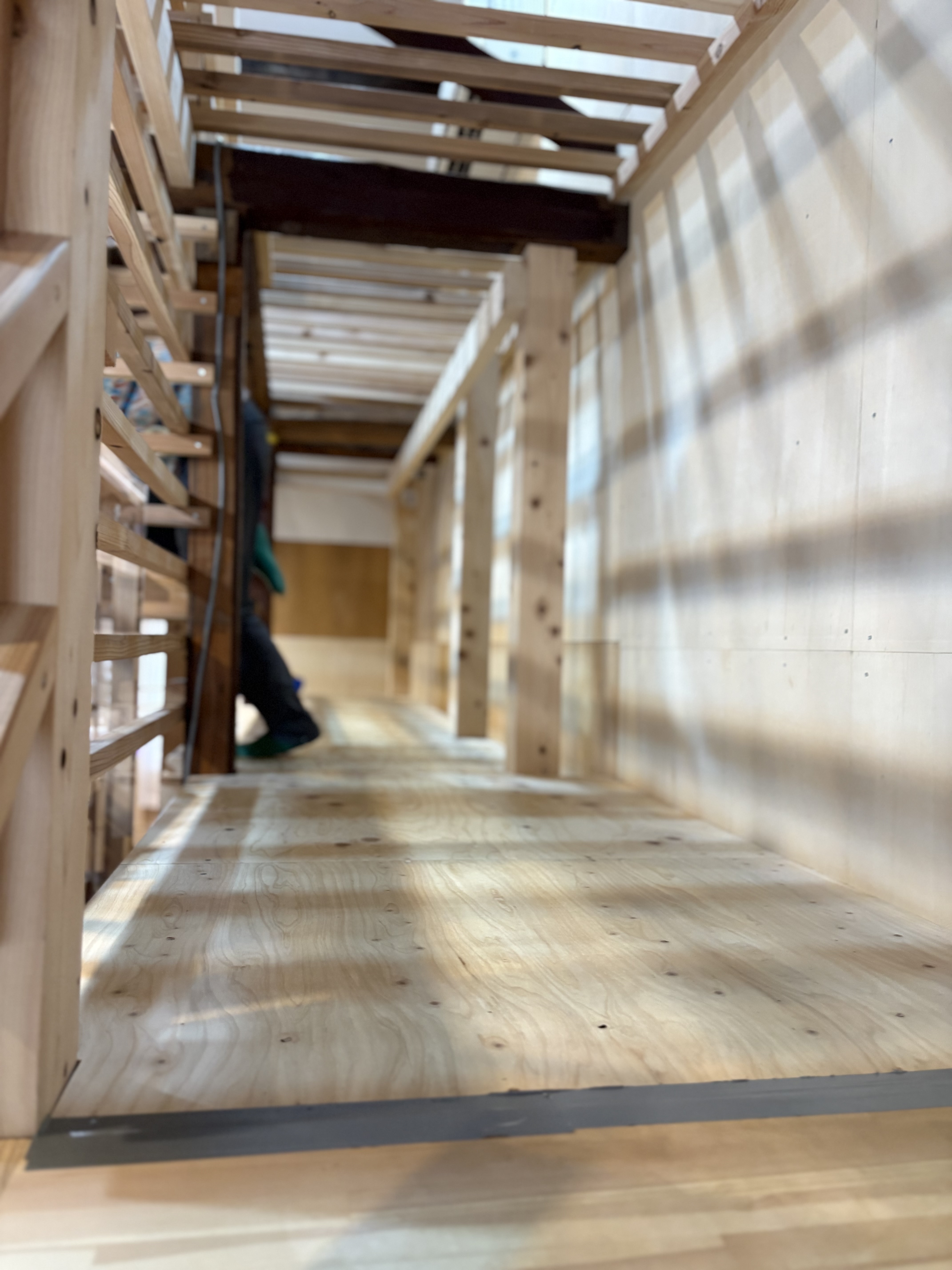 「柱の陰に、気配を消して。」
太い柱の陰にサッと身を隠し、相手が通り過ぎるのを息を呑んで待つ。空間の「死角」を味方につけた瞬間。