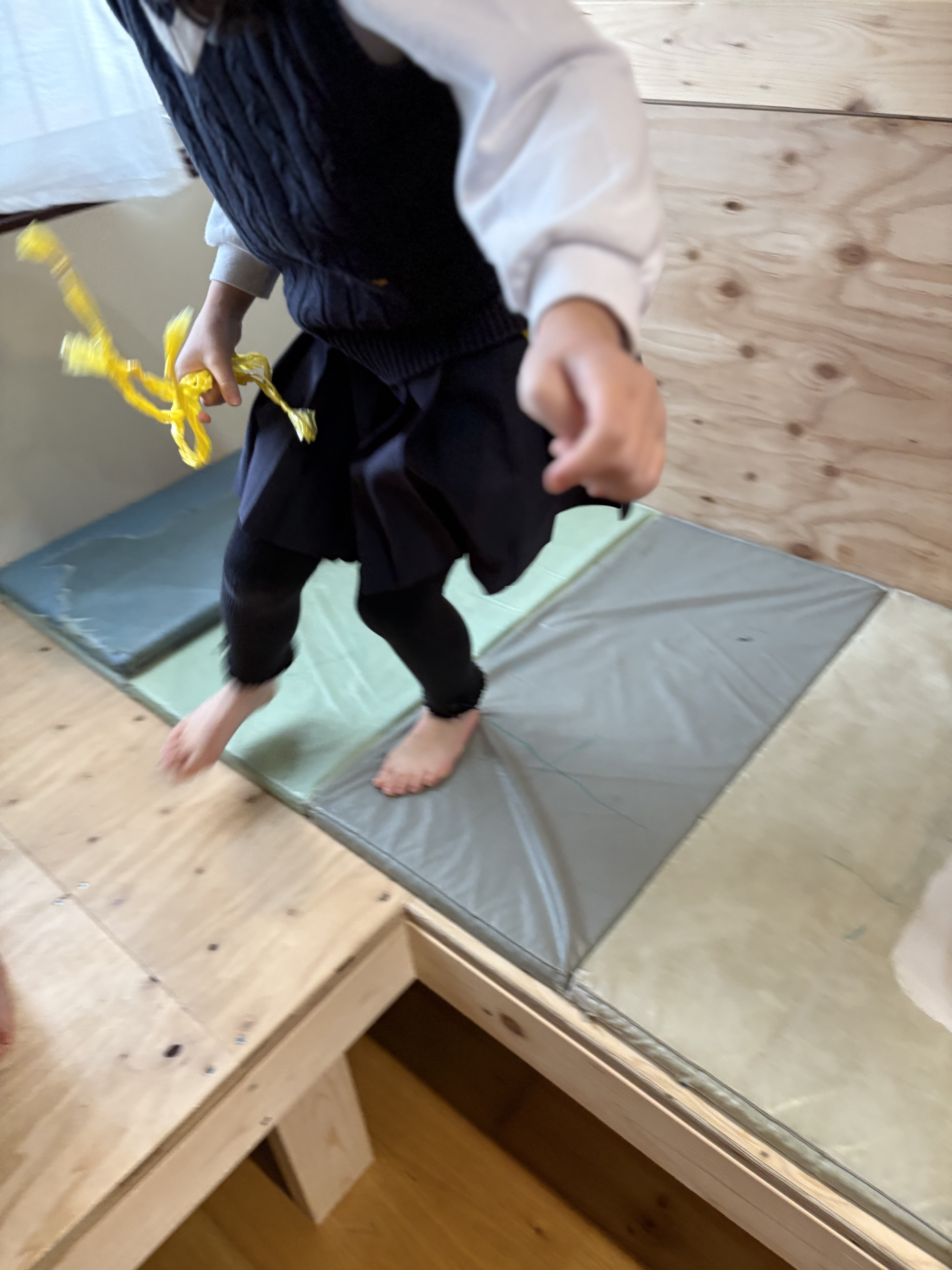 「滑り台、奇襲のシュート!」
滑り台をシュッと滑り降り、下の敵に一気に距離を詰める。上下の動きを駆使した、躍動感のあるショット。