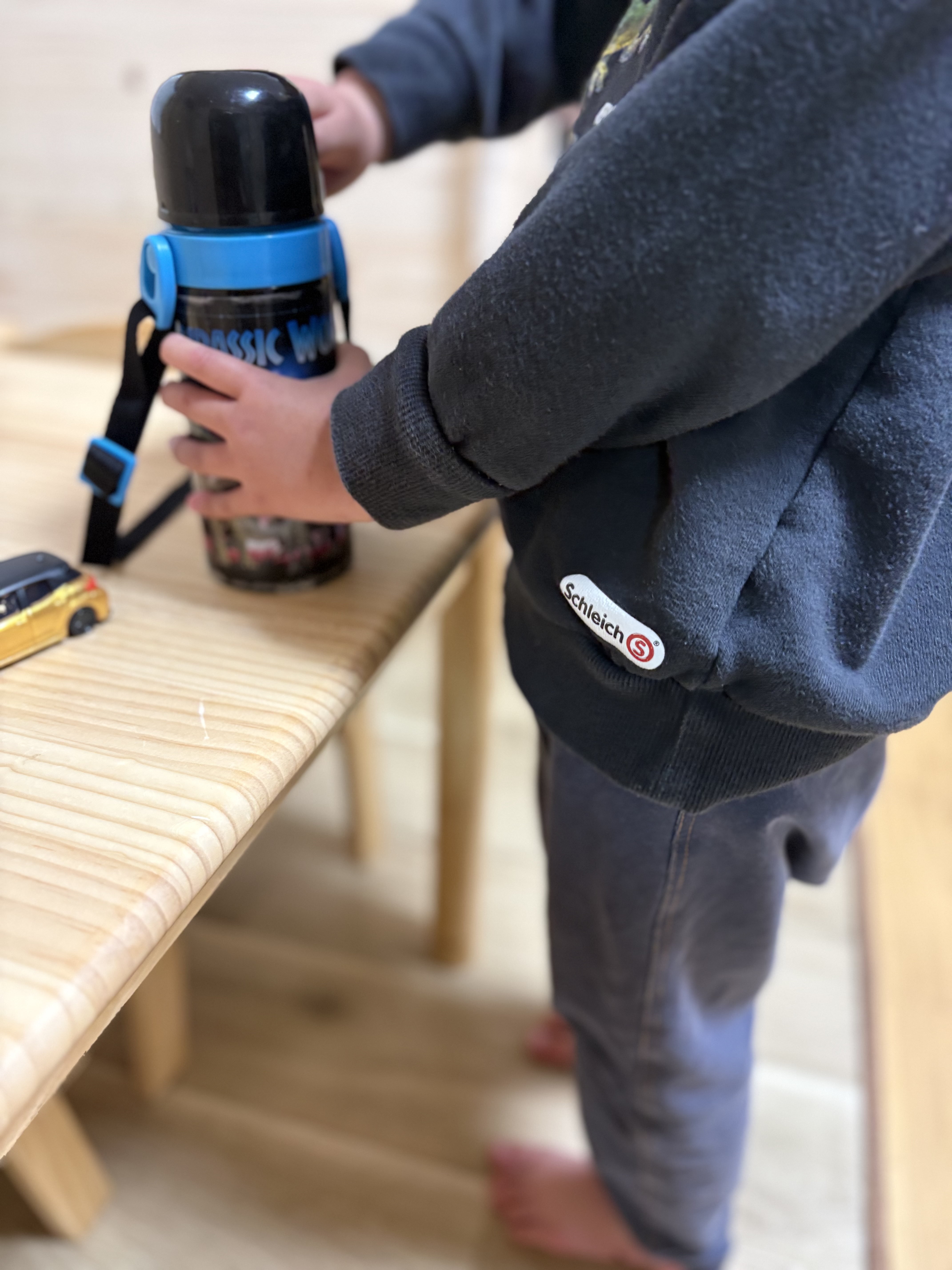 「ハァハァ…でも、目はキラキラ。」
全力で走り回り、息を切らしながらも、満足感でいっぱいの表情で給水するお子様。