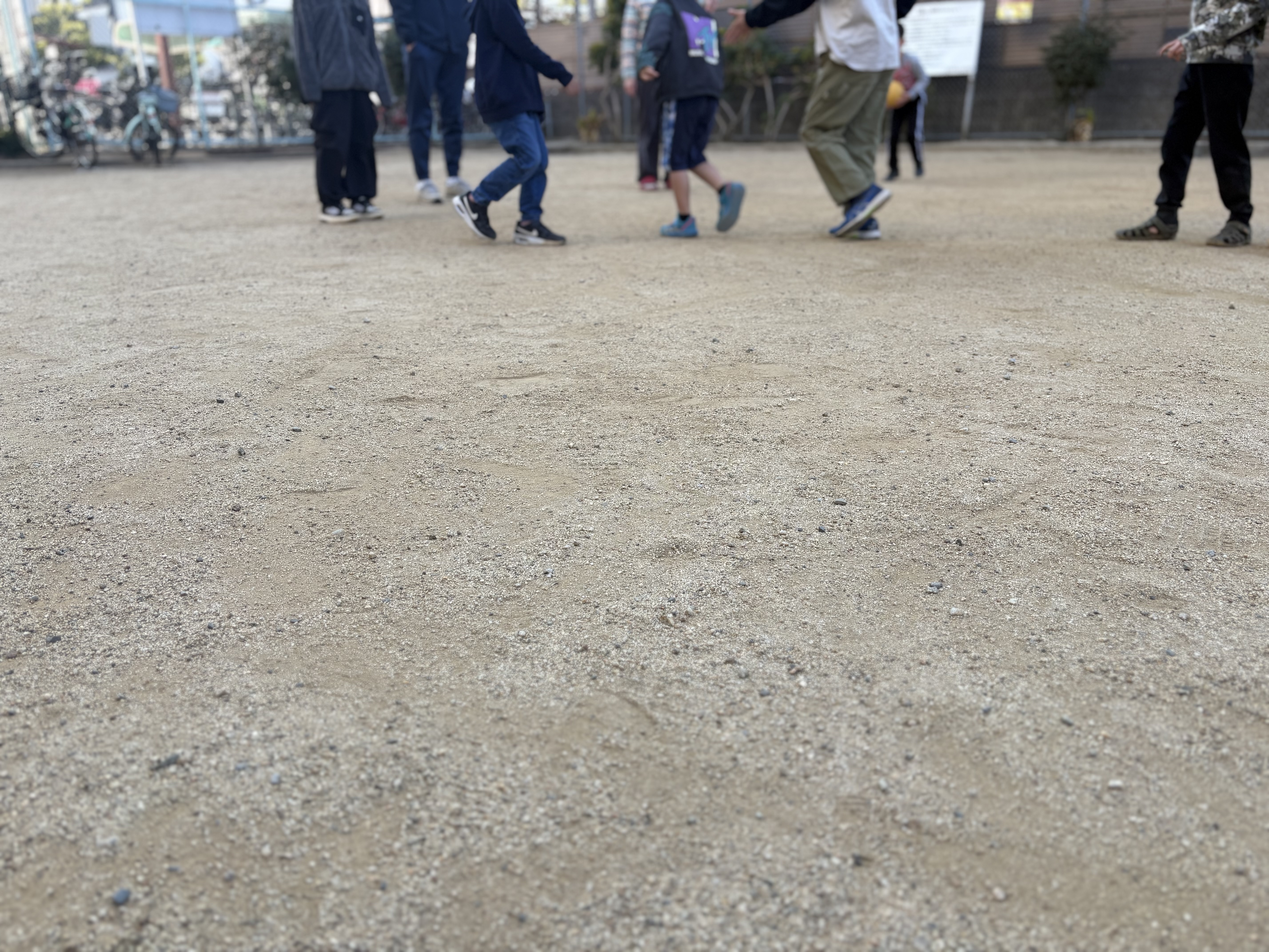 「境界線を越える、最初の一歩。」

遠巻きに見ていた地域の子どもたちが、「まぜて！」と駆け寄ってくる決定的な瞬間。