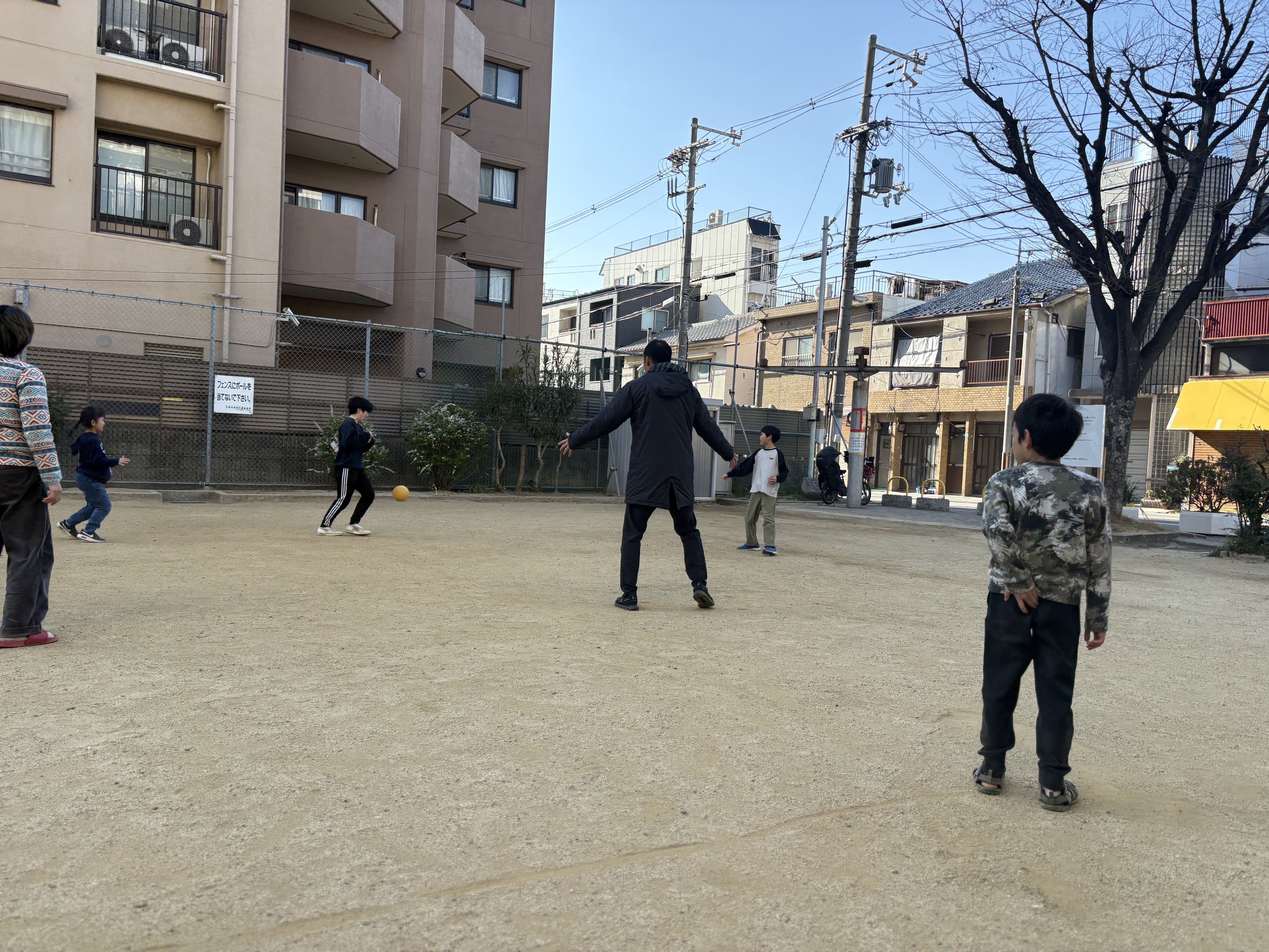 「自分たちで描く、境界線。」

「ここからここまでがコートね！」と、地面に線を引いてルールを共有する共同作業の様子。